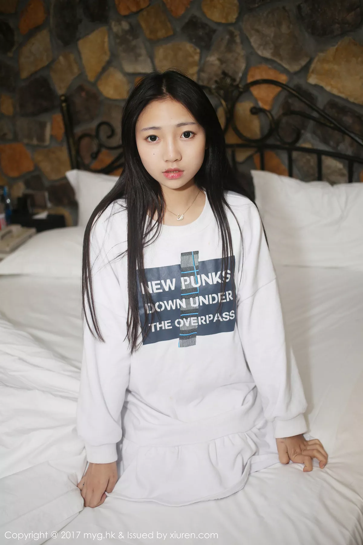 秀人集.com_[MyGirl美媛馆]Vol.249_新人嫩模小月moon白色蕾丝连体内衣翘美臀撩人诱惑写真50P