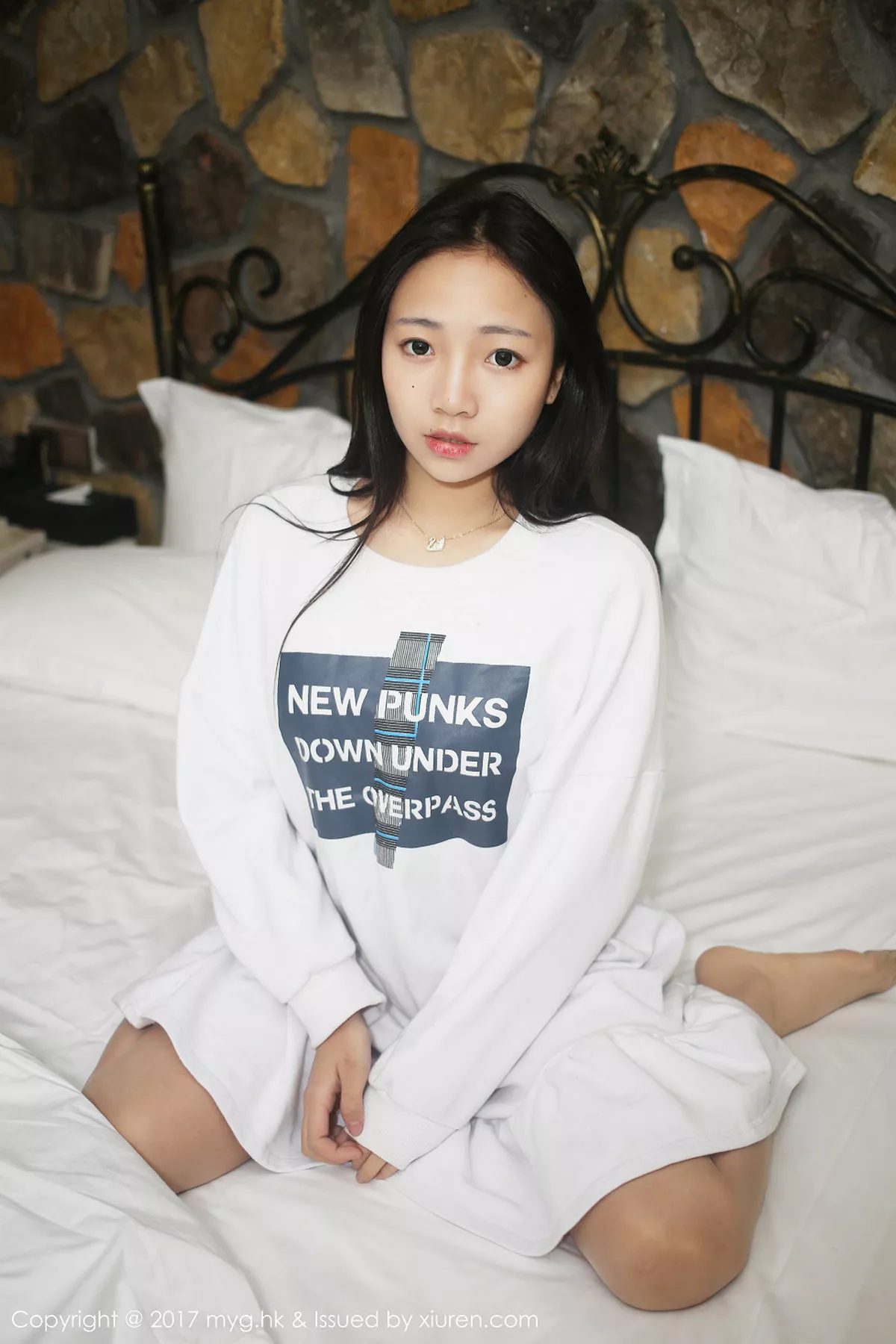 秀人集.com_[MyGirl美媛馆]Vol.249_新人嫩模小月moon白色蕾丝连体内衣翘美臀撩人诱惑写真50P