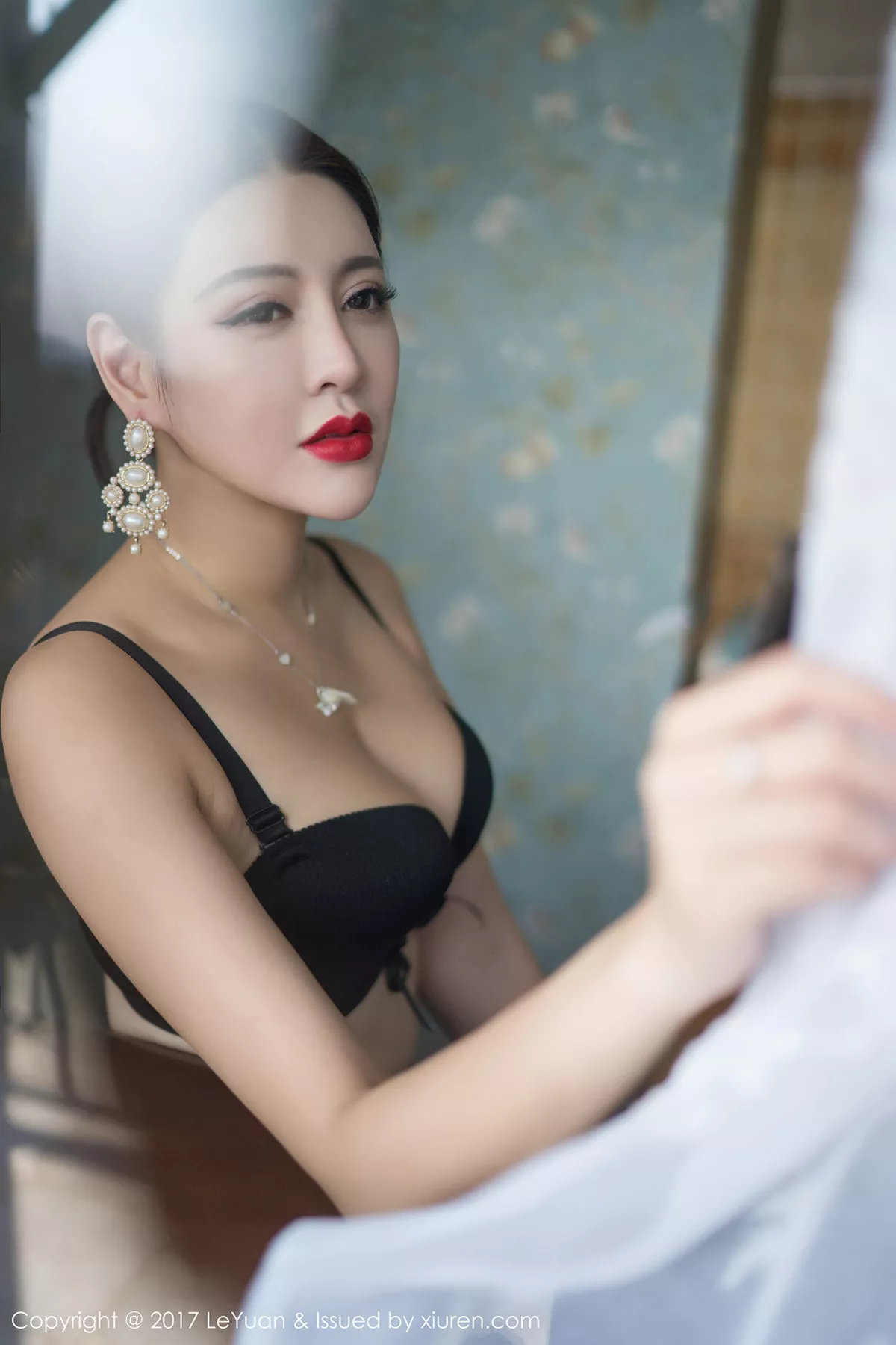 秀人集.com_[LeYuan星乐园]Vol.041_嫩模美希子白色蕾丝内衣秀美乳海边沙滩性感比基尼写真50P