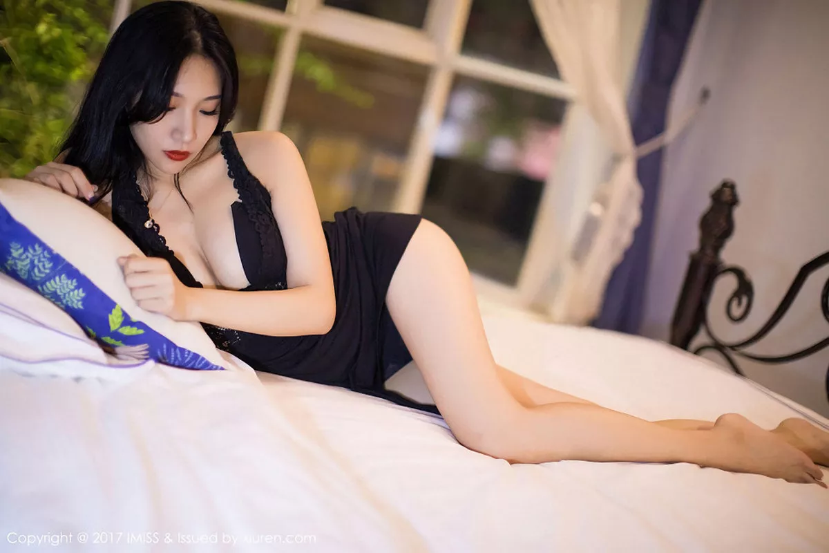 秀人集.com_[IMISS爱蜜社]Vol.194_嫩模小狐狸Sica黑色情趣睡衣加黑色高叉开胸衣完美诱惑写真51P