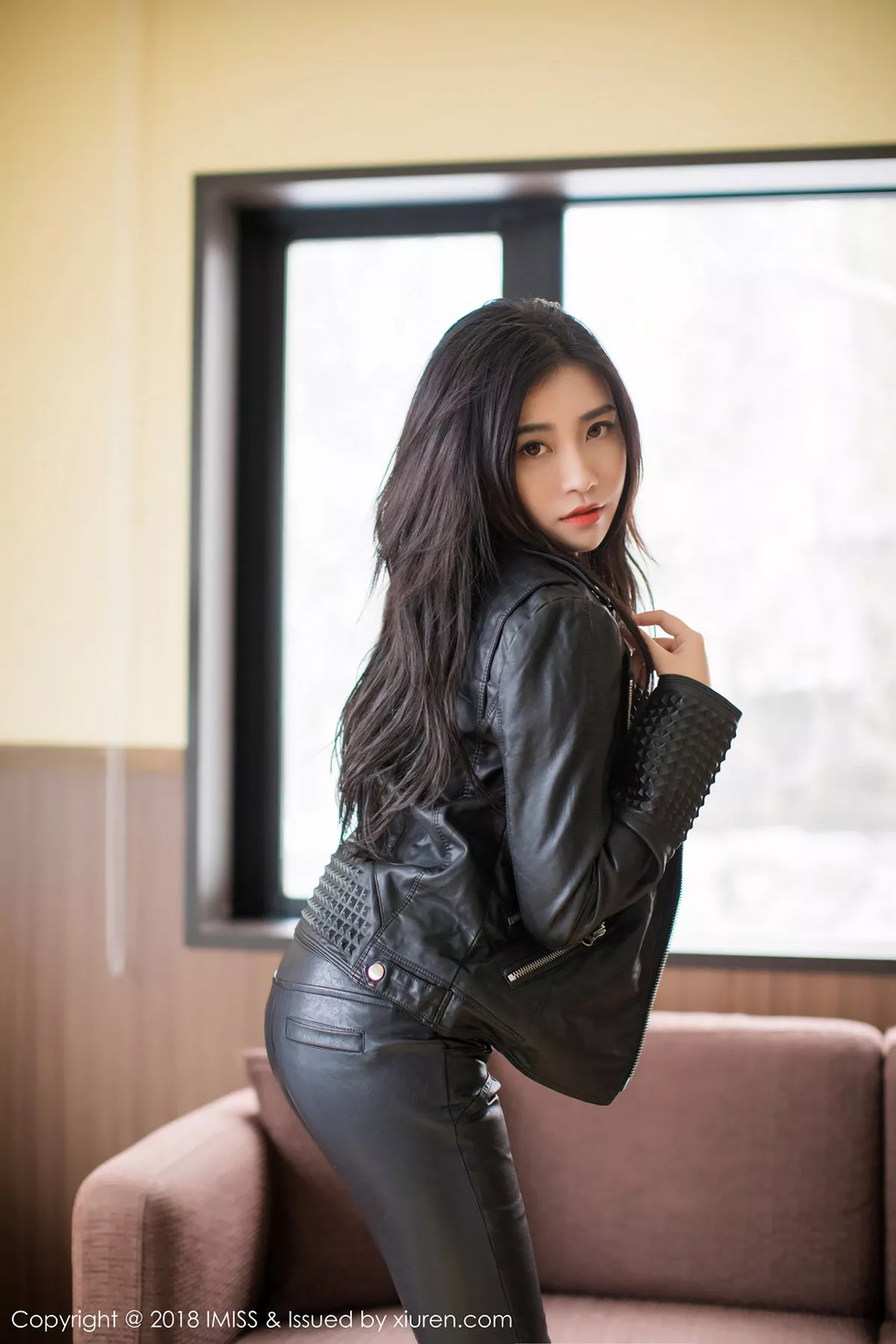 秀人集.com_[IMISS爱蜜社]Vol.213_女神许诺Sabrina北海道旅拍黑色皮衣配黑色内衣完美诱惑写真34P