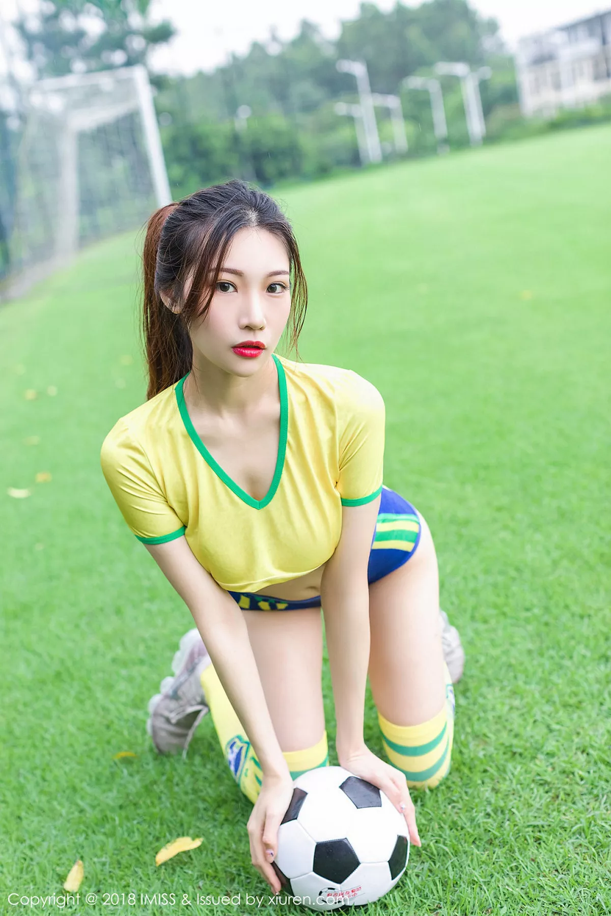 秀人集.com_[IMISS爱蜜社]Vol.255_女神小狐狸Sica世界杯性感足球宝贝服饰秀完美身材写真32P