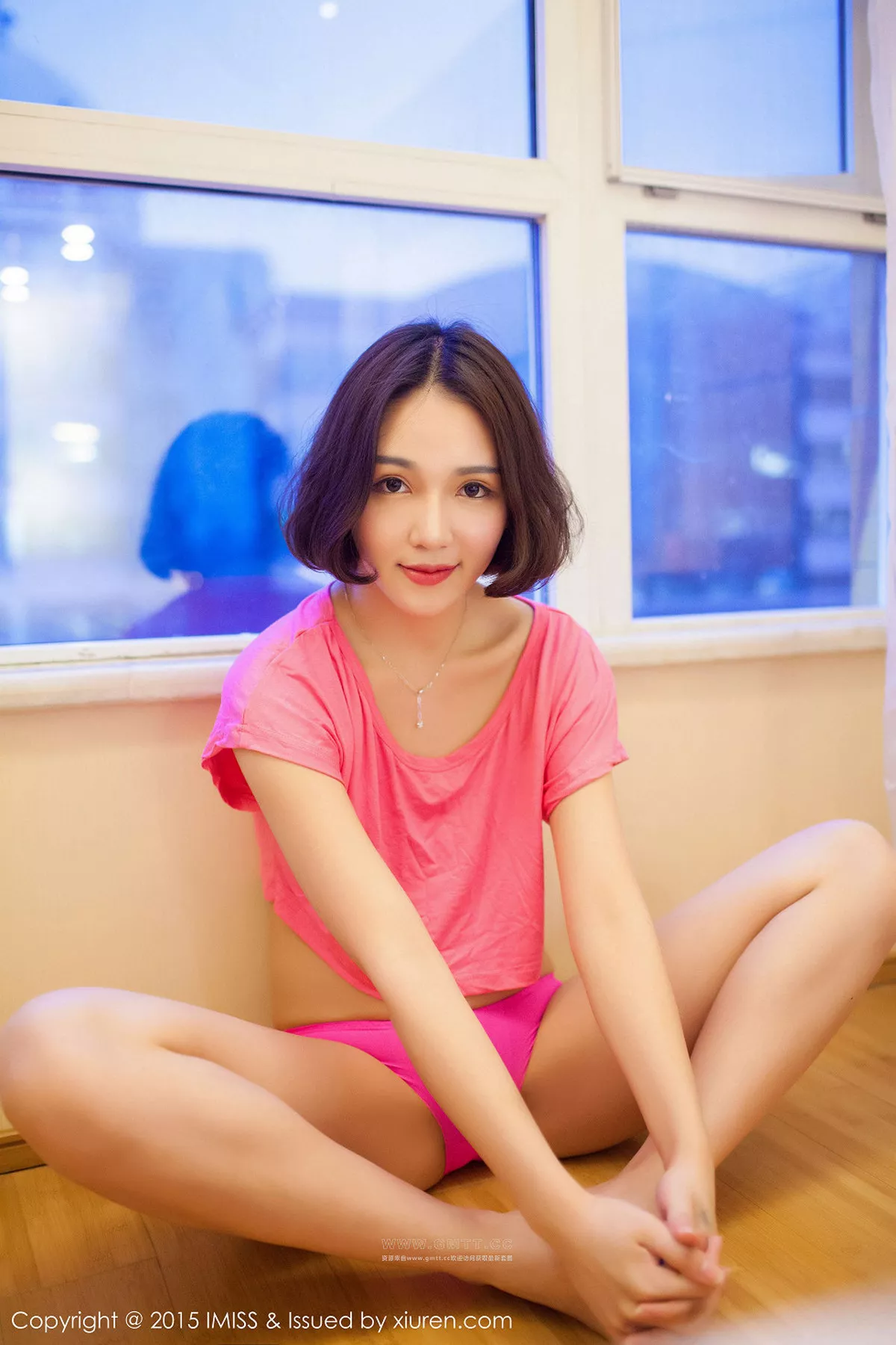 秀人集.com_[IMISS爱蜜社]Vol.043_嫩模艾诗iccey居家大床上破烂黑丝裤袜真空秀美臀55P