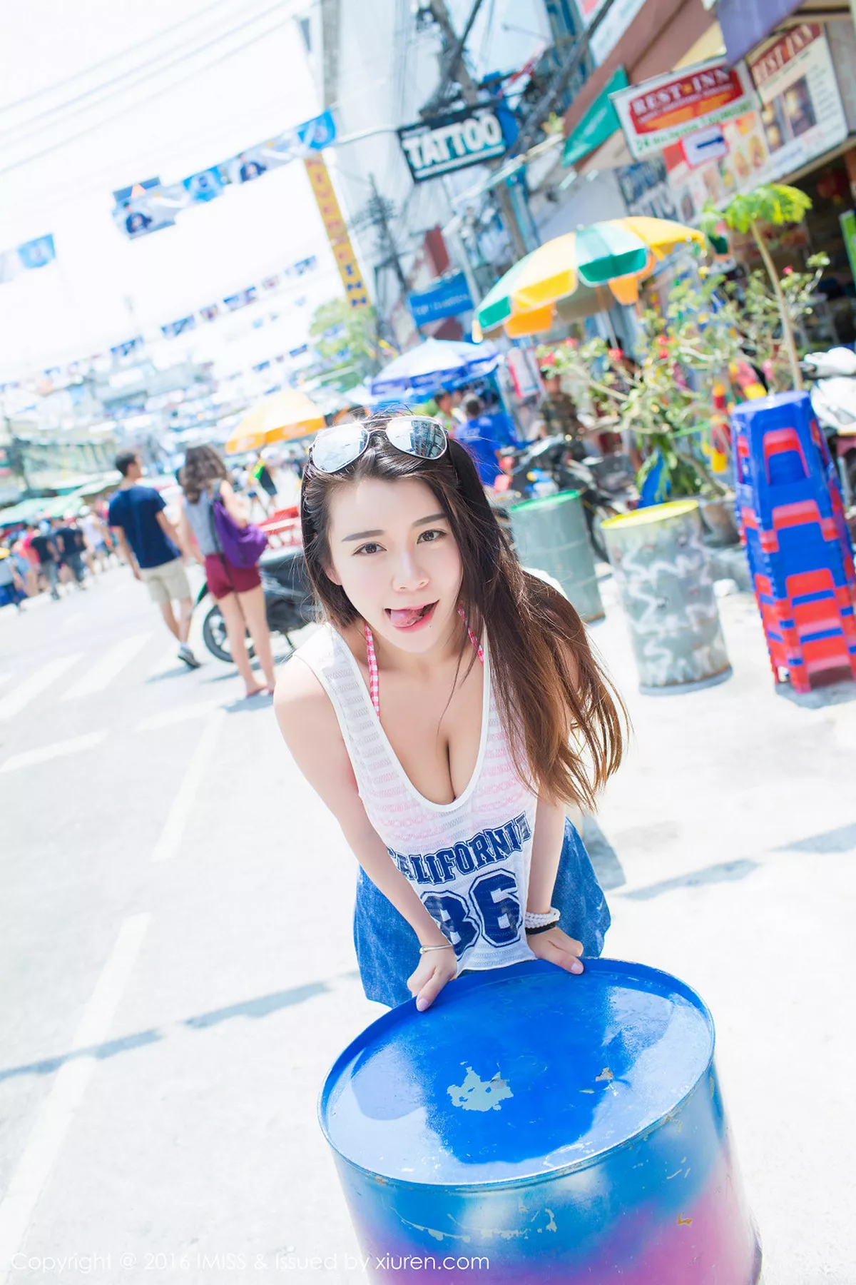 秀人集.com_[IMISS爱蜜社]Vol.126_嫩模vetiver嘉宝贝儿夏日清凉街拍脱上衣秀豪乳写真40P