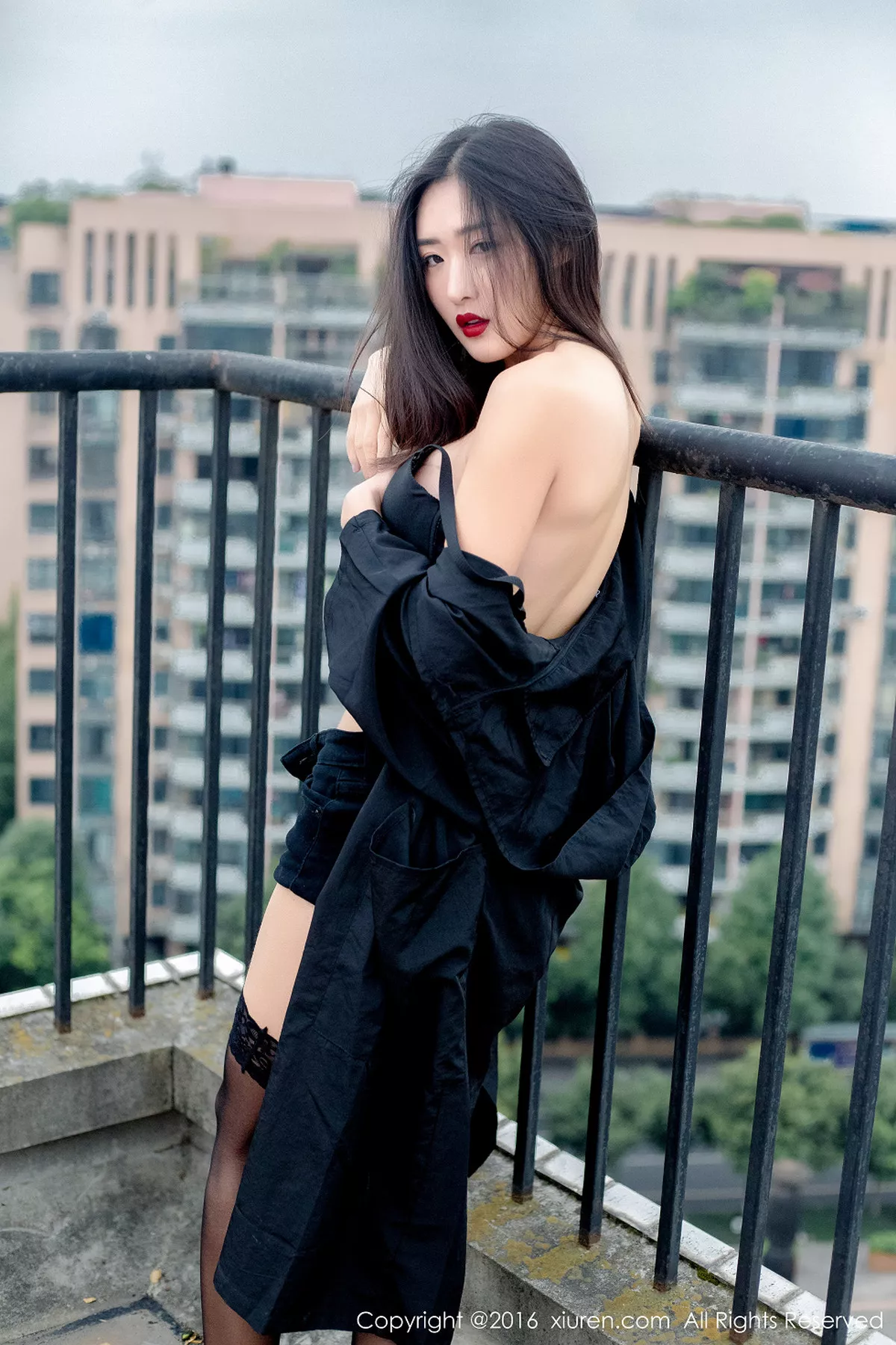 秀人集.com_[XiuRen秀人网]No.624_嫩模周琰琳LIN室外露天天台性感内衣黑色蕾丝袜迷人美腿写真49P