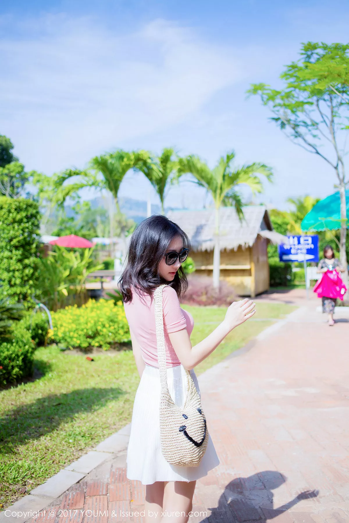 秀人集.com_[YouMi尤蜜荟]Vol.023_妩媚女神Yumi-尤美白色吊带连身裙秀完美身材性感迷人写真47P