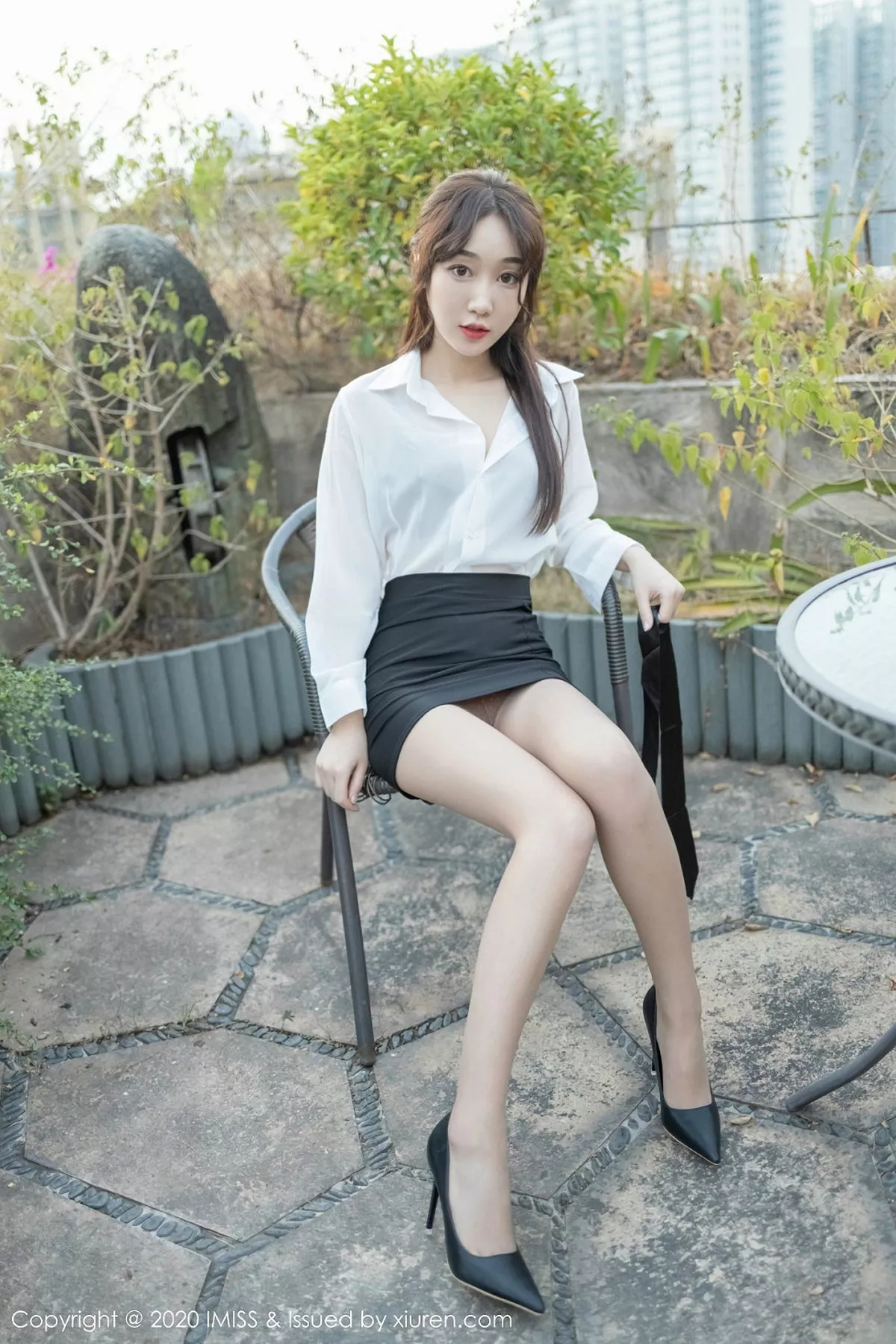 秀人集.com_[IMISS爱蜜社]Vol.427_嫩模九月生户外秘书制服白衬衫配黑短裙秀肉丝袜诱惑写真40P