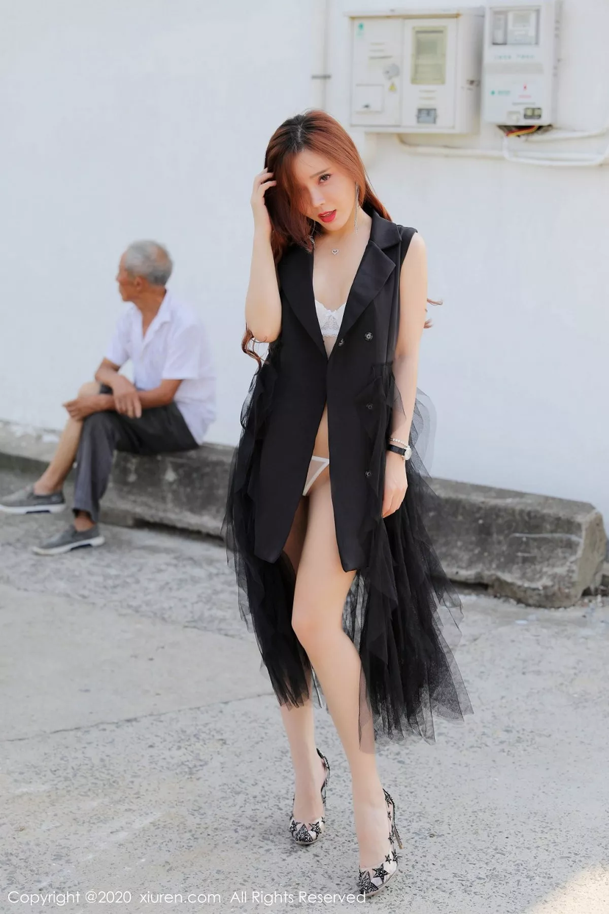 秀人集.com_[XiuRen秀人网]No.2048_嫩模艾小青户外大胆外拍性感白色情趣内衣露火辣身材诱惑写真48P