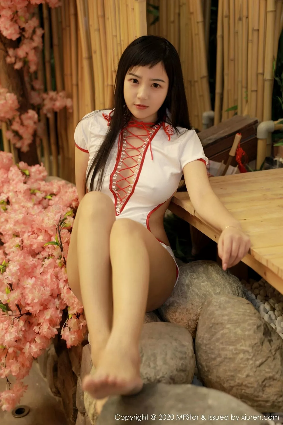 秀人集.com_[MFStar模范学院]Vol.297_嫩模徐微微mia户外高叉连体衣半脱露丰乳肥臀极致诱惑写真56P