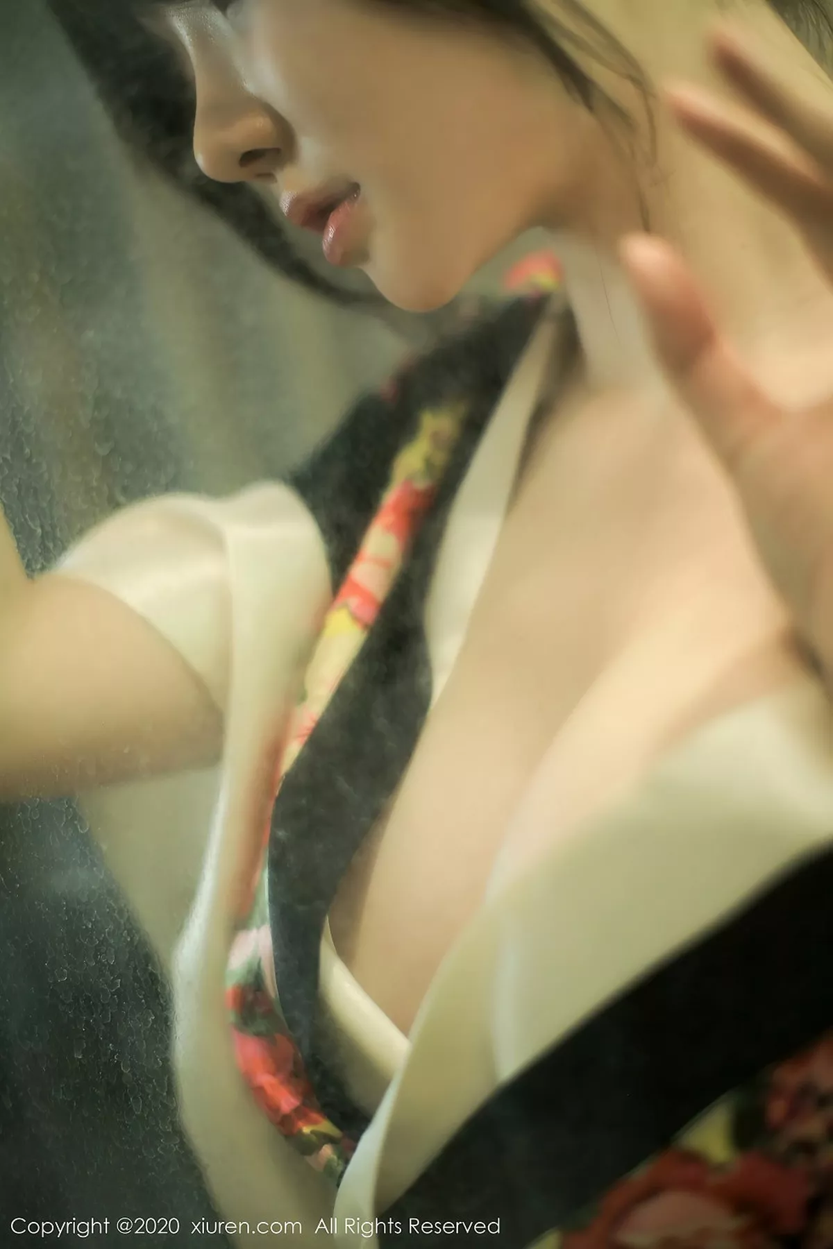 秀人集.com_[XiuRen秀人网]No.2581_女神糯美子Mini三亚旅拍色彩艳丽和服真空半露豪乳撩人诱惑写真43P