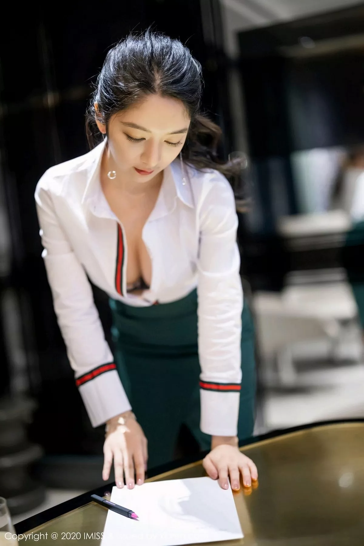 秀人集.com_[IMISS爱蜜社]Vol.521_女神Angela小热巴都市风格职业OL主题半脱内衣露豪乳诱惑写真54P