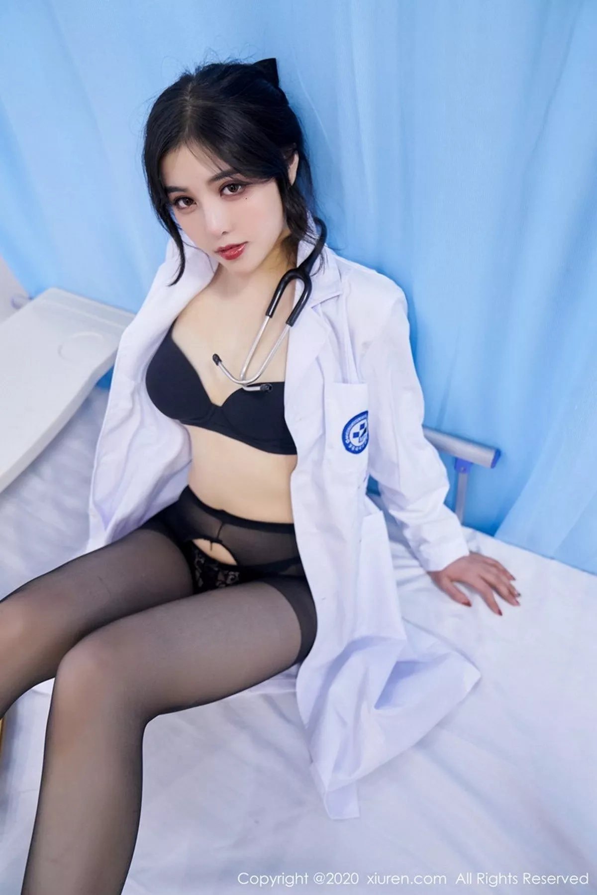 秀人集.com_[XiuRen秀人网]No.2925_嫩模韩静安护士职业装主题床上开档黑丝裤袜秀翘臀诱惑写真56P