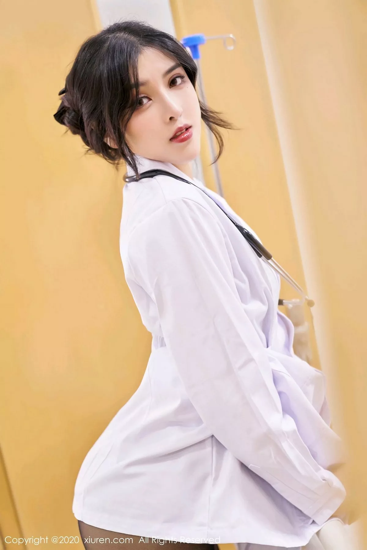 秀人集.com_[XiuRen秀人网]No.2925_嫩模韩静安护士职业装主题床上开档黑丝裤袜秀翘臀诱惑写真56P