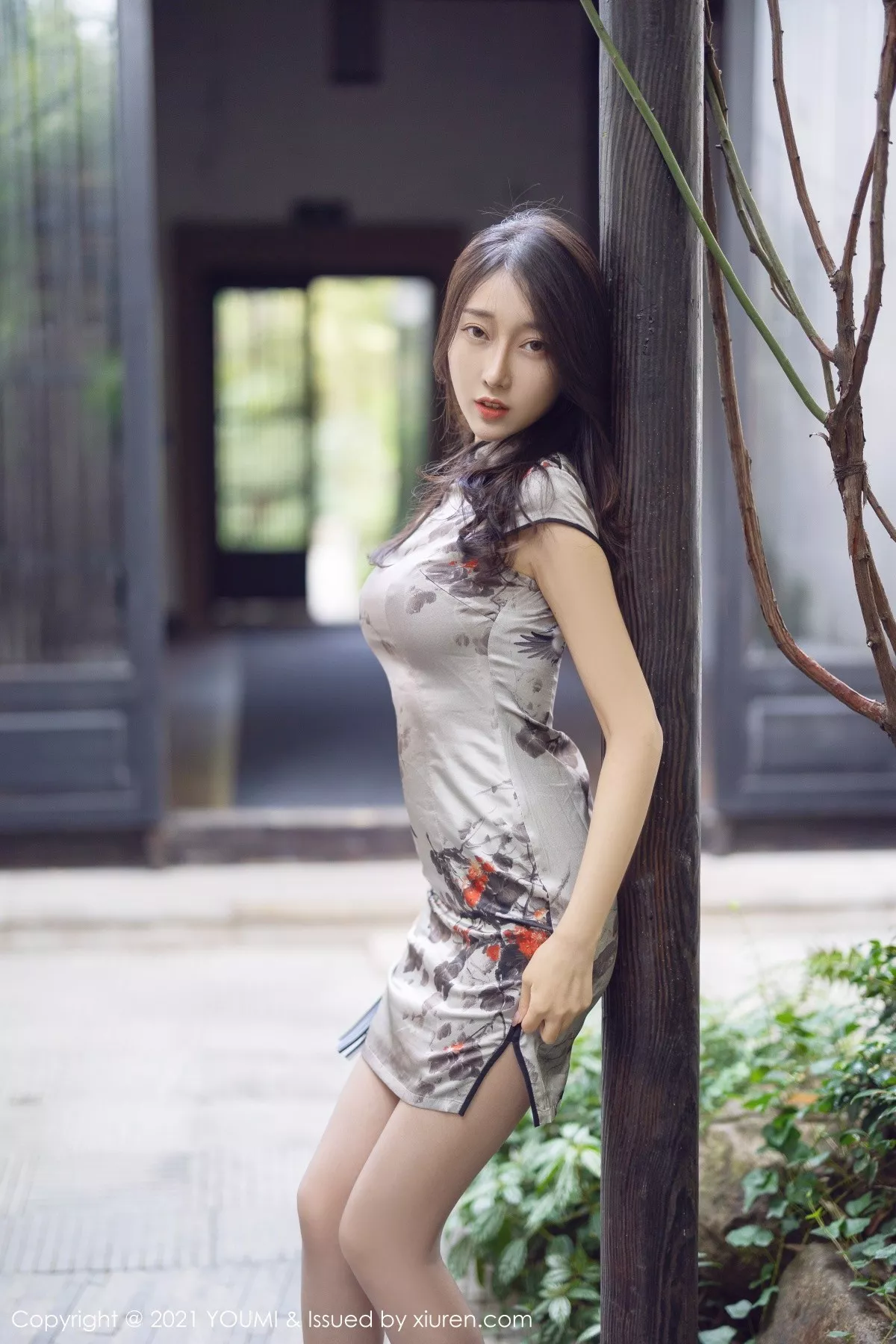 秀人集.com_[YouMi尤蜜荟]Vol.635_丽质美人玥儿玥er杭州旅拍户外古韵旗袍配肉丝裤袜诱惑写真49P