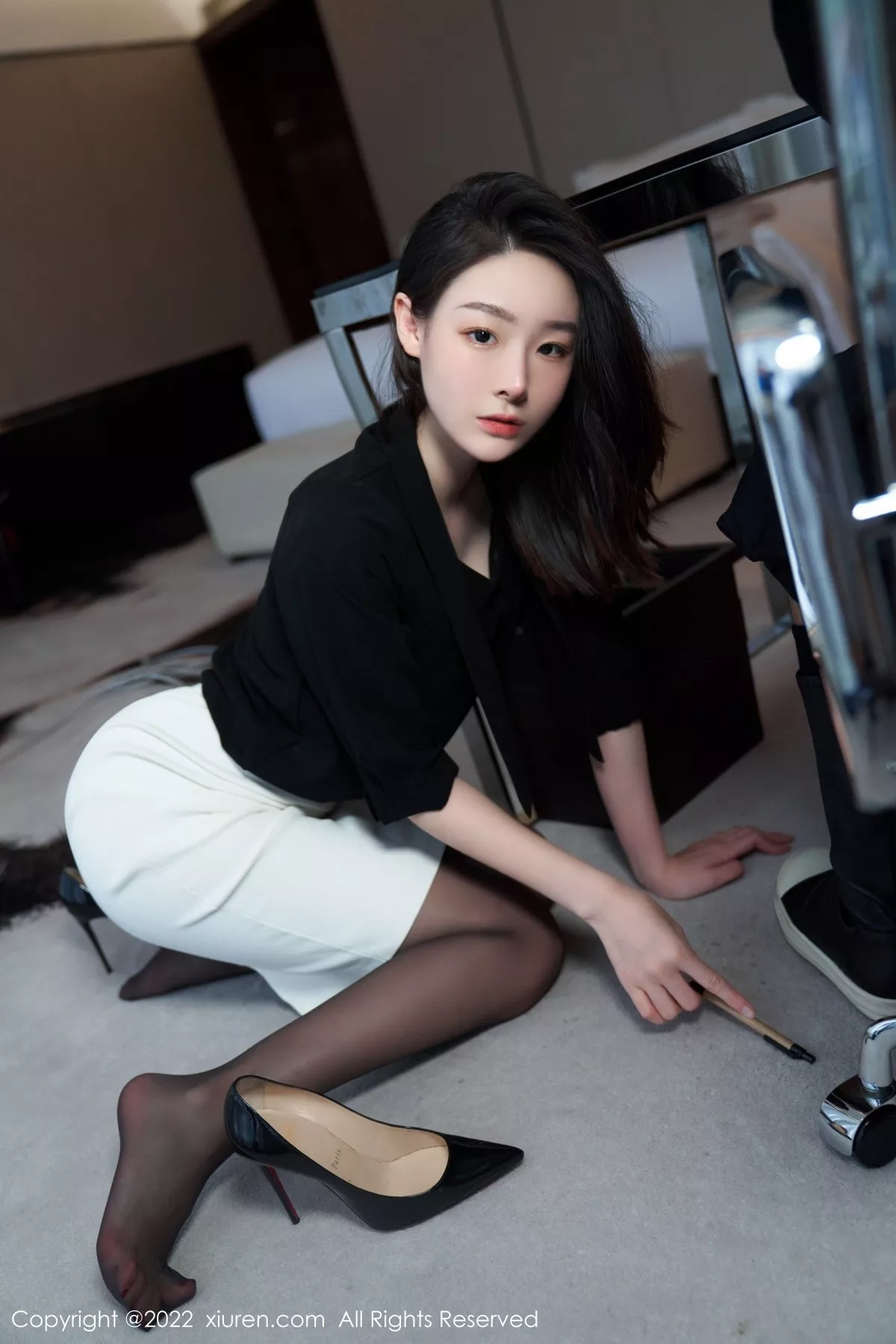 秀人集.com_[XiuRen秀人网]No.5312_模特是小逗逗黑色轻透上衣配白色短裙露超薄无内黑丝诱惑写真90P