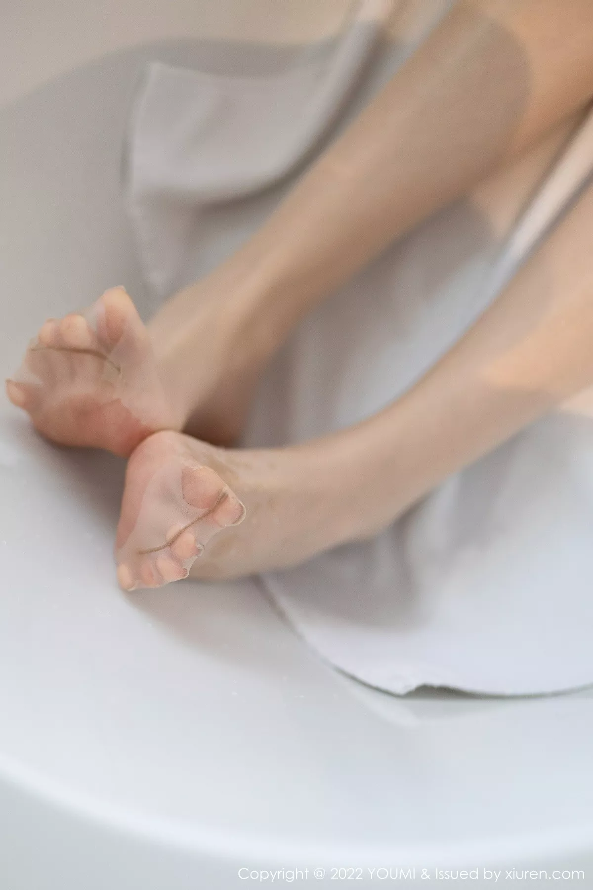 秀人集.com_[YouMi尤蜜荟]Vol.830_模特是小逗逗粉色吊带睡衣配超薄无内肉丝秀苗条身姿诱惑写真78P