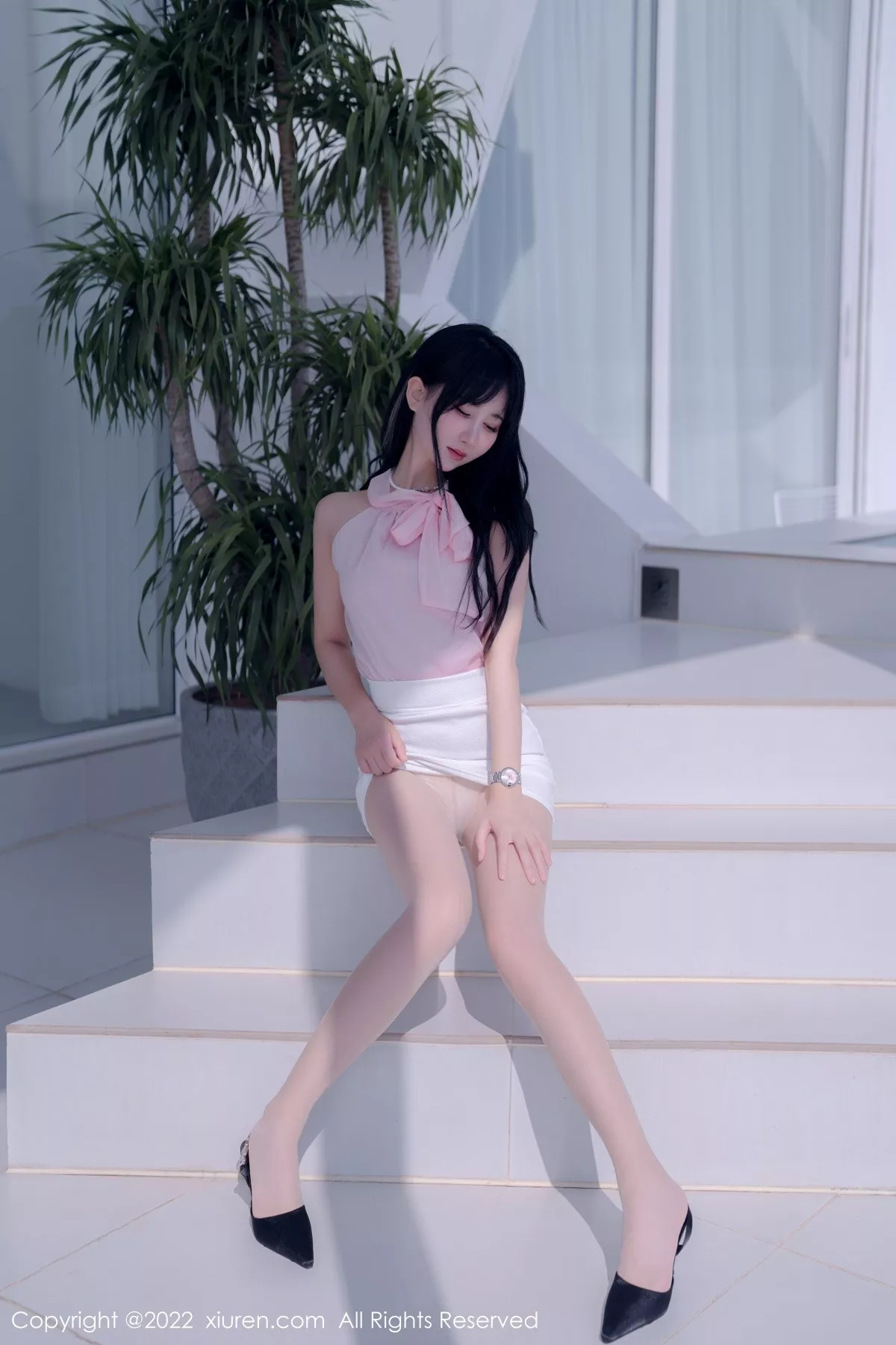 秀人集.com_[XiuRen秀人网]No.5318_女神小果冻儿大理旅拍性感粉色上衣配白色短裙秀美腿诱惑写真76P