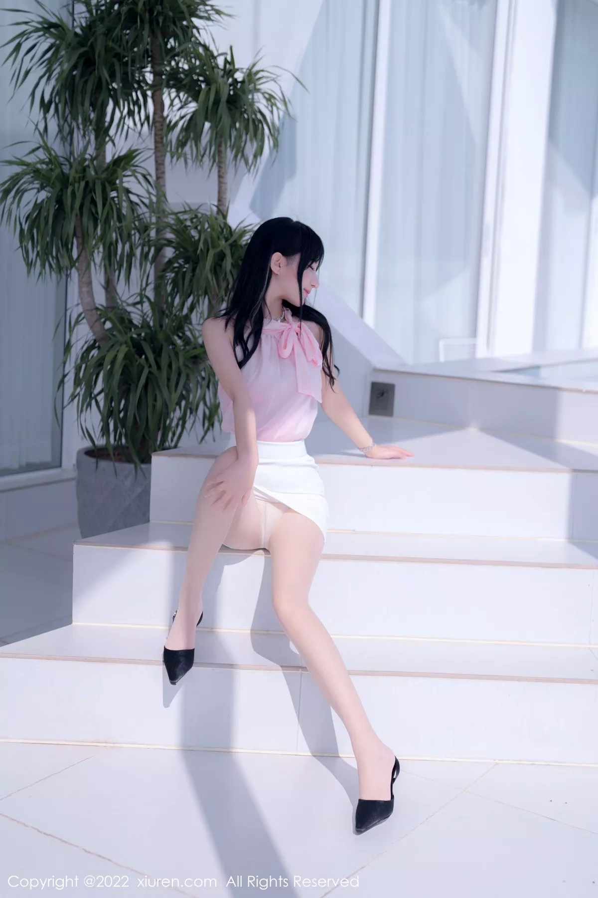 秀人集.com_[XiuRen秀人网]No.5318_女神小果冻儿大理旅拍性感粉色上衣配白色短裙秀美腿诱惑写真76P