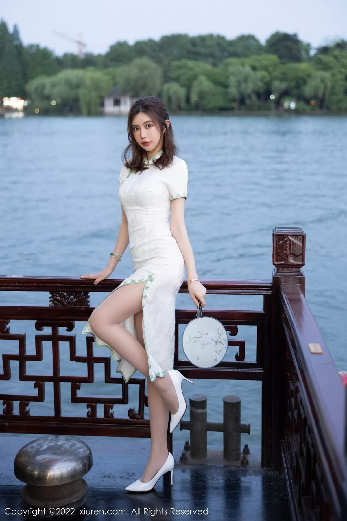 秀人集.com_[XiuRen秀人网]No.5468_女神绮里嘉海南心愿旅拍户外性感白色旗袍配原色丝袜诱惑写真92P