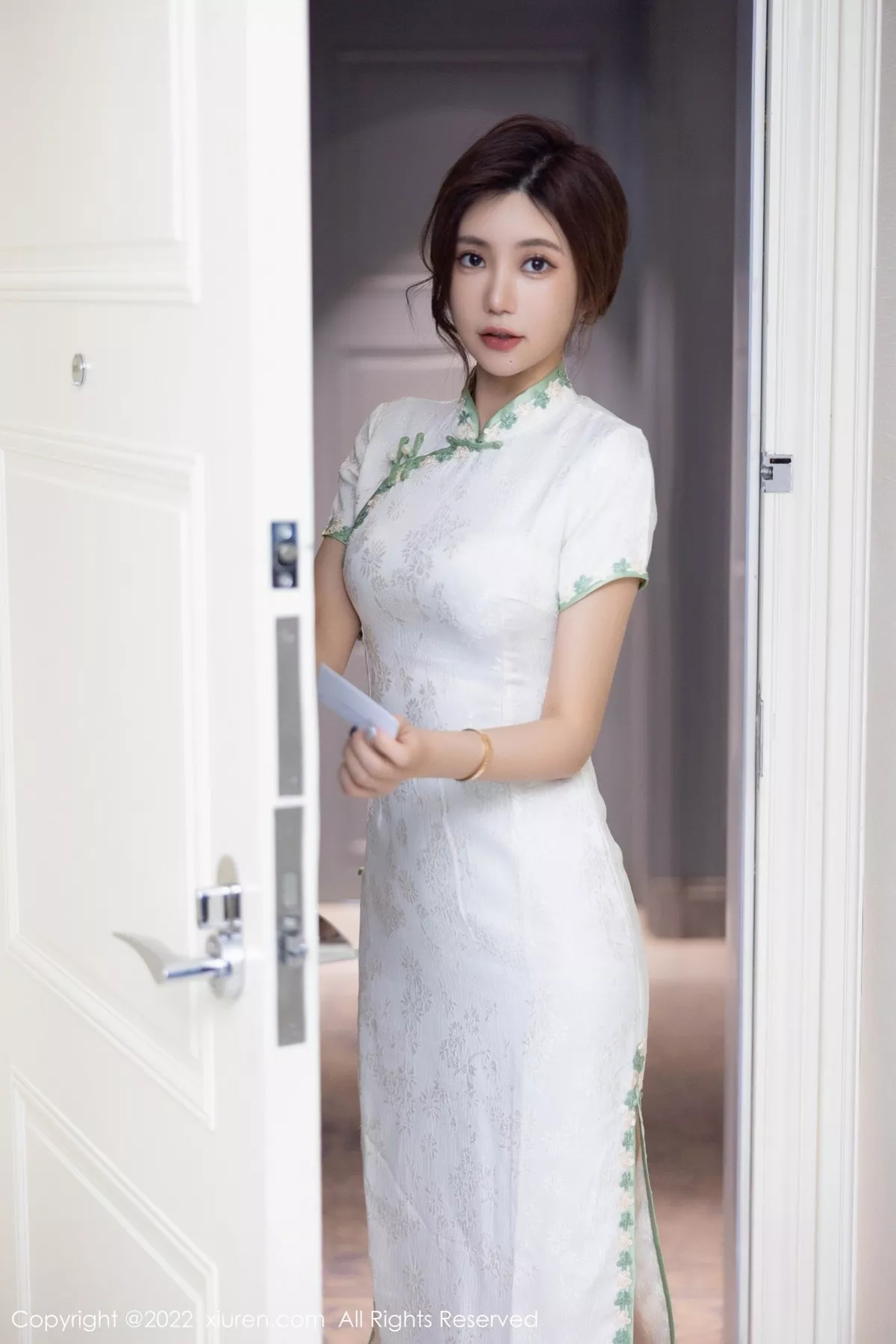 秀人集.com_[XiuRen秀人网]No.5468_女神绮里嘉海南心愿旅拍户外性感白色旗袍配原色丝袜诱惑写真92P