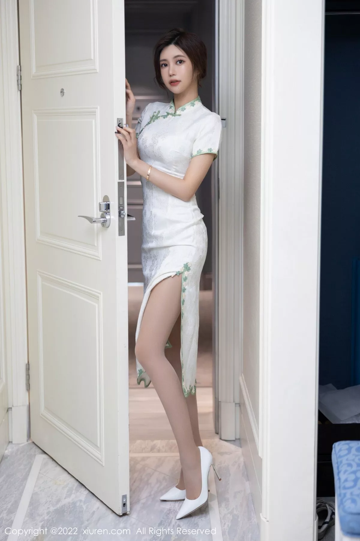 秀人集.com_[XiuRen秀人网]No.5468_女神绮里嘉海南心愿旅拍户外性感白色旗袍配原色丝袜诱惑写真92P