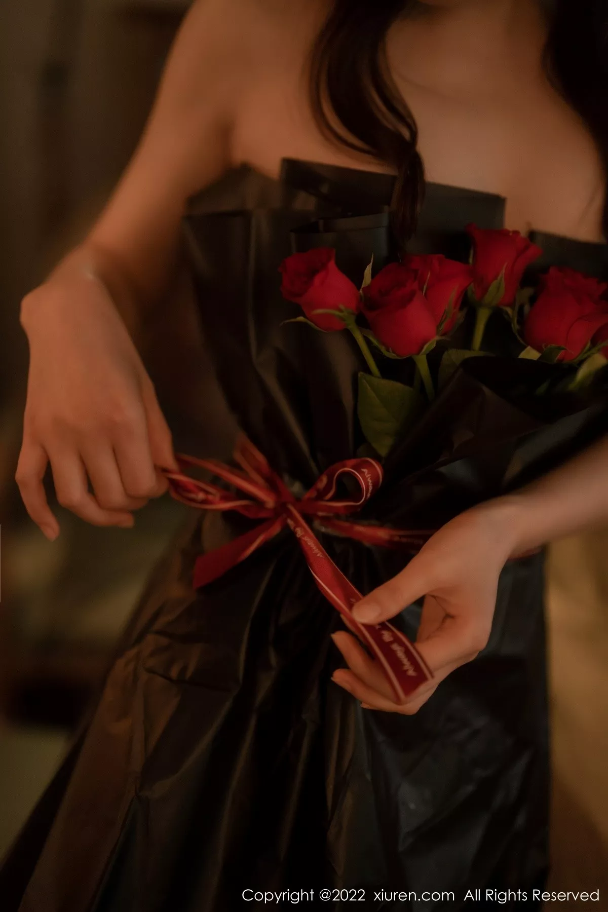 秀人集.com_[XiuRen秀人网]No.5552_模特婠婠么私房性感黑色露肩连衣裙配超薄黑丝秀曼妙身材写真74P