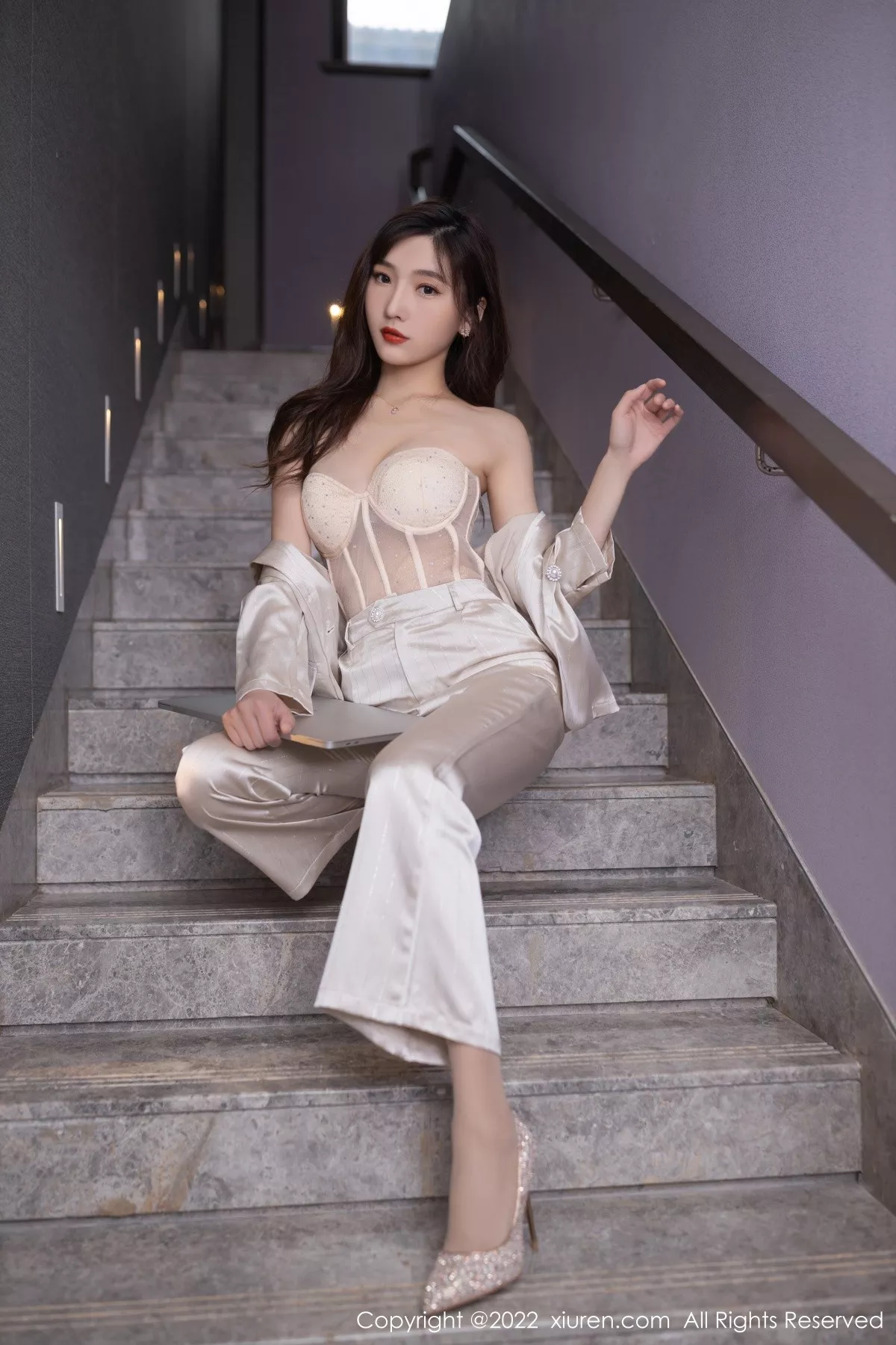 秀人集.com_[XiuRen秀人网]No.5594_模特陆萱萱私房脱淡金色职业套装露暖色薄纱内衣迷人诱惑写真78P