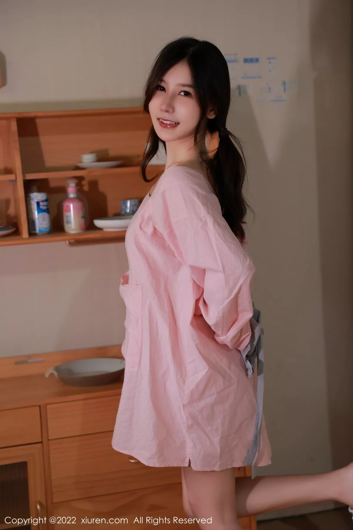 秀人集.com_[XiuRen秀人网]No.5697_模特尹甜甜豆腐店拍摄粉色服饰秀完美身材露性感美腿迷人写真52P