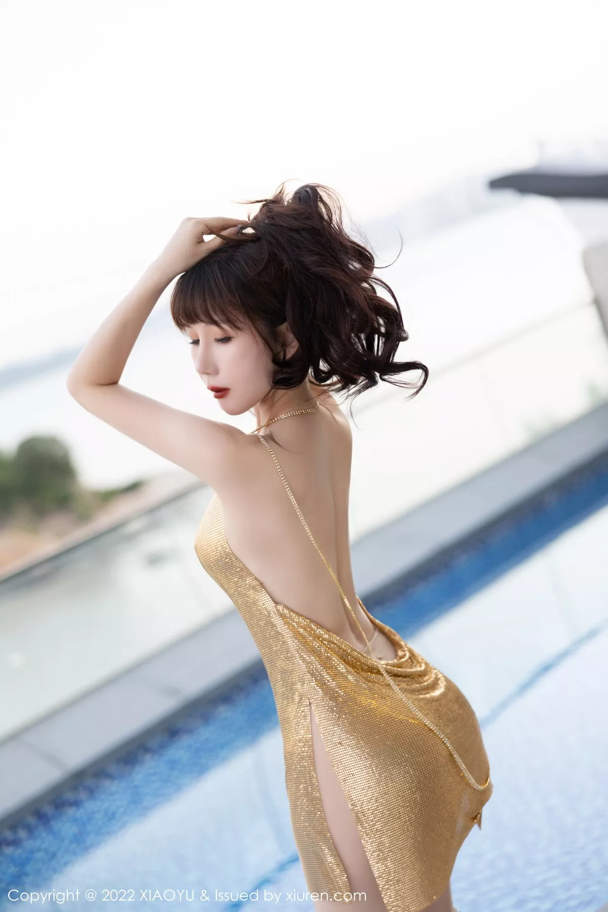 秀人集.com_[XiaoYu画语界]Vol.890_模特波巧酱泳池场景拍摄性感金色吊带短裙秀曼妙身姿诱惑写真78P