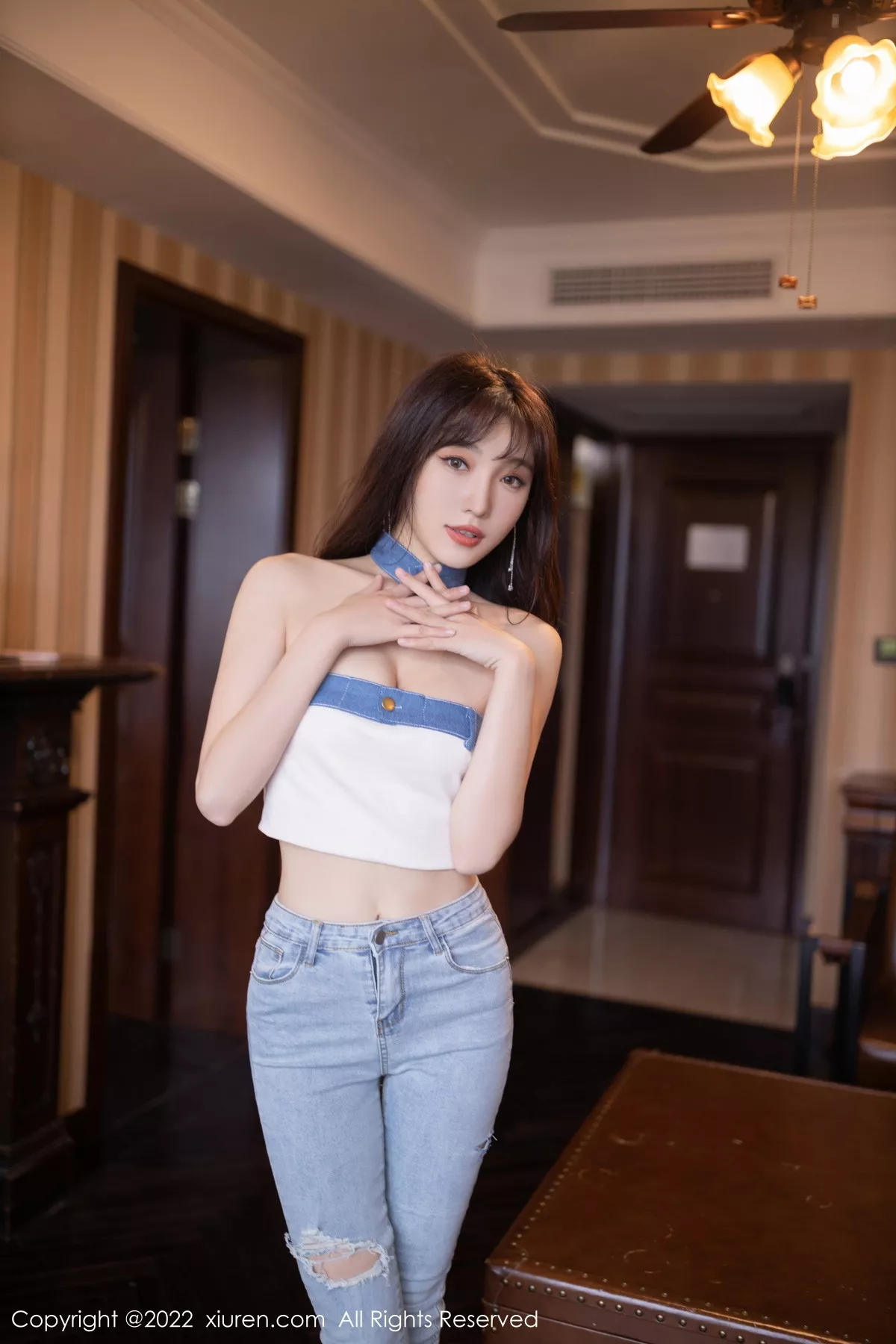 秀人集.com_[XiuRen秀人网]No.5908_模特陆萱萱北京旅拍半脱牛仔裤露超薄无内肉丝秀翘臀诱惑写真77P