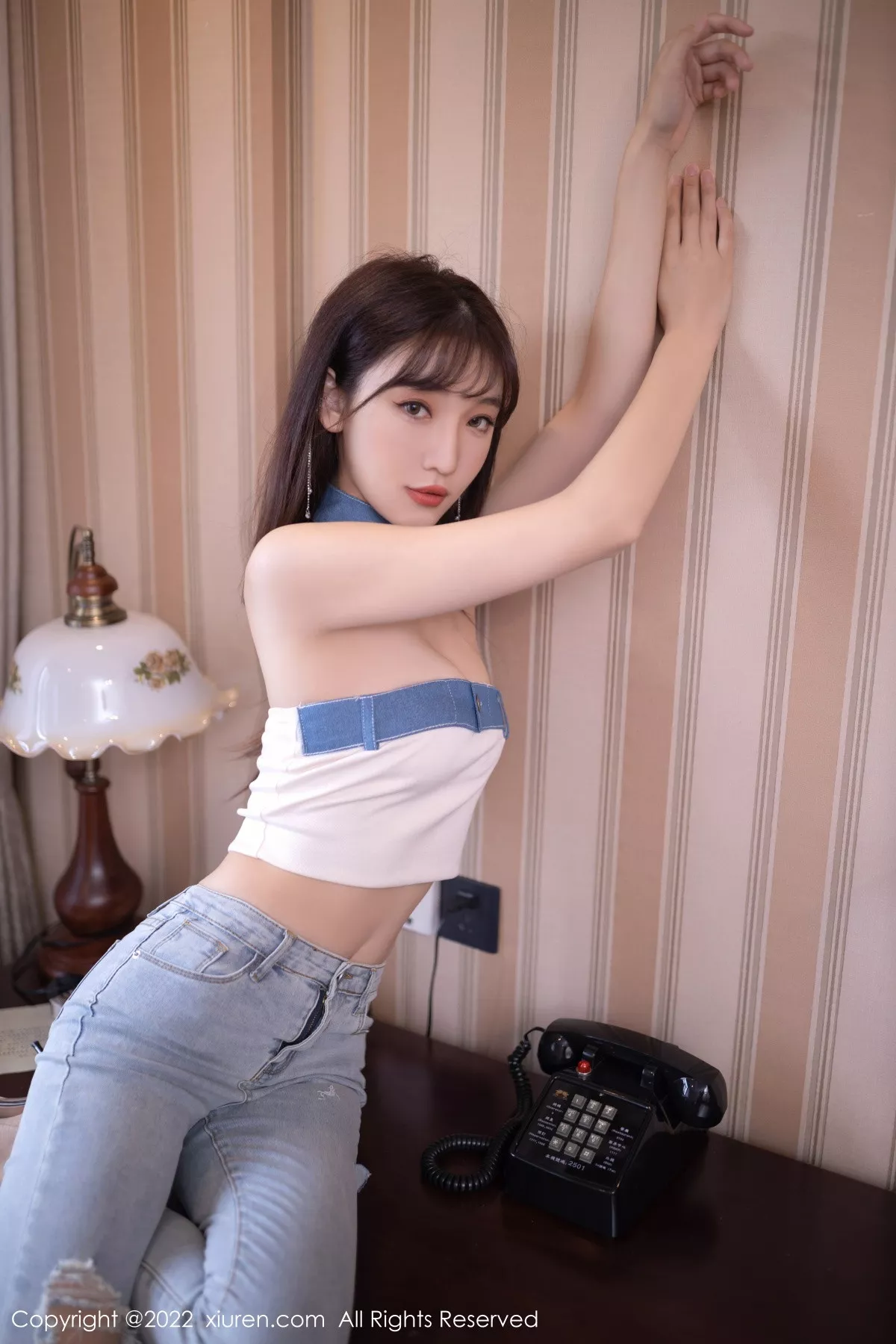 秀人集.com_[XiuRen秀人网]No.5908_模特陆萱萱北京旅拍半脱牛仔裤露超薄无内肉丝秀翘臀诱惑写真77P