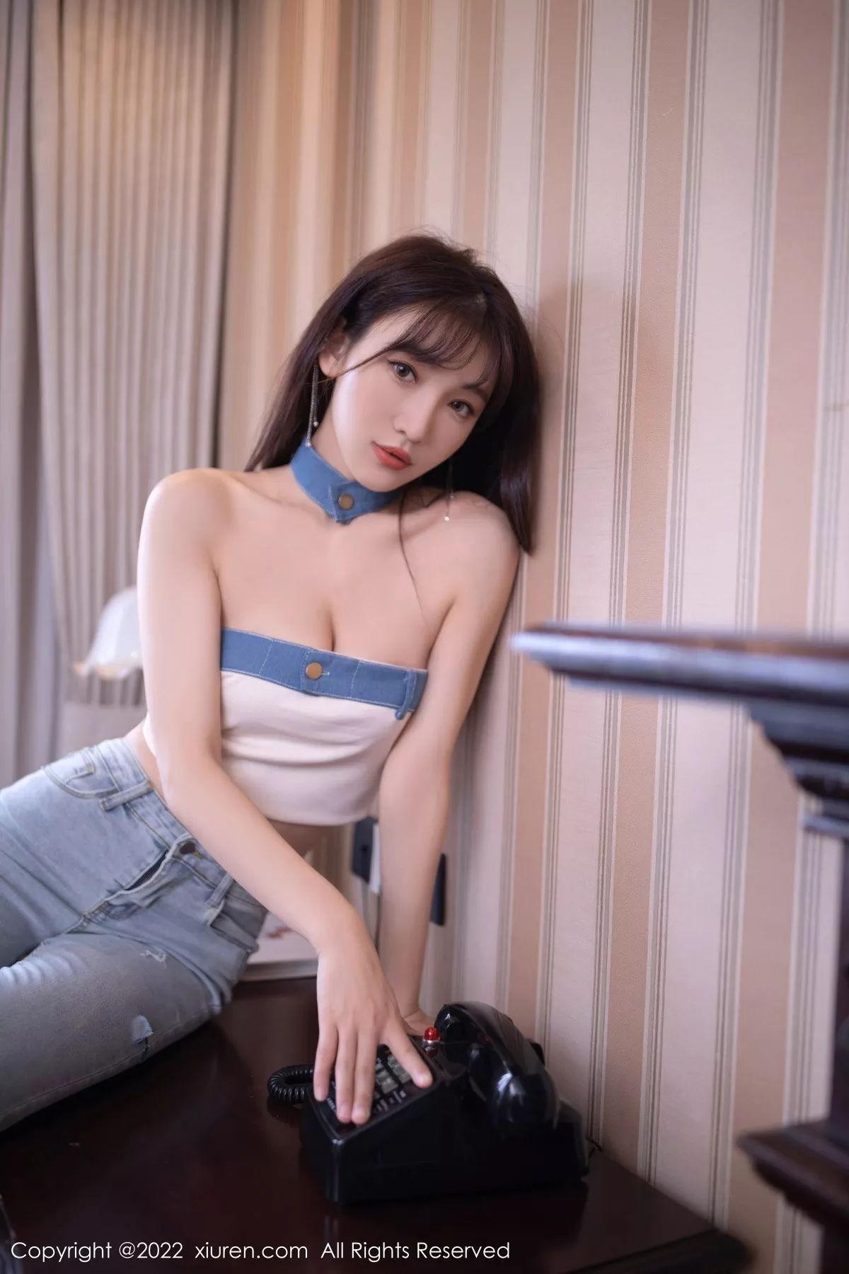 秀人集.com_[XiuRen秀人网]No.5908_模特陆萱萱北京旅拍半脱牛仔裤露超薄无内肉丝秀翘臀诱惑写真77P