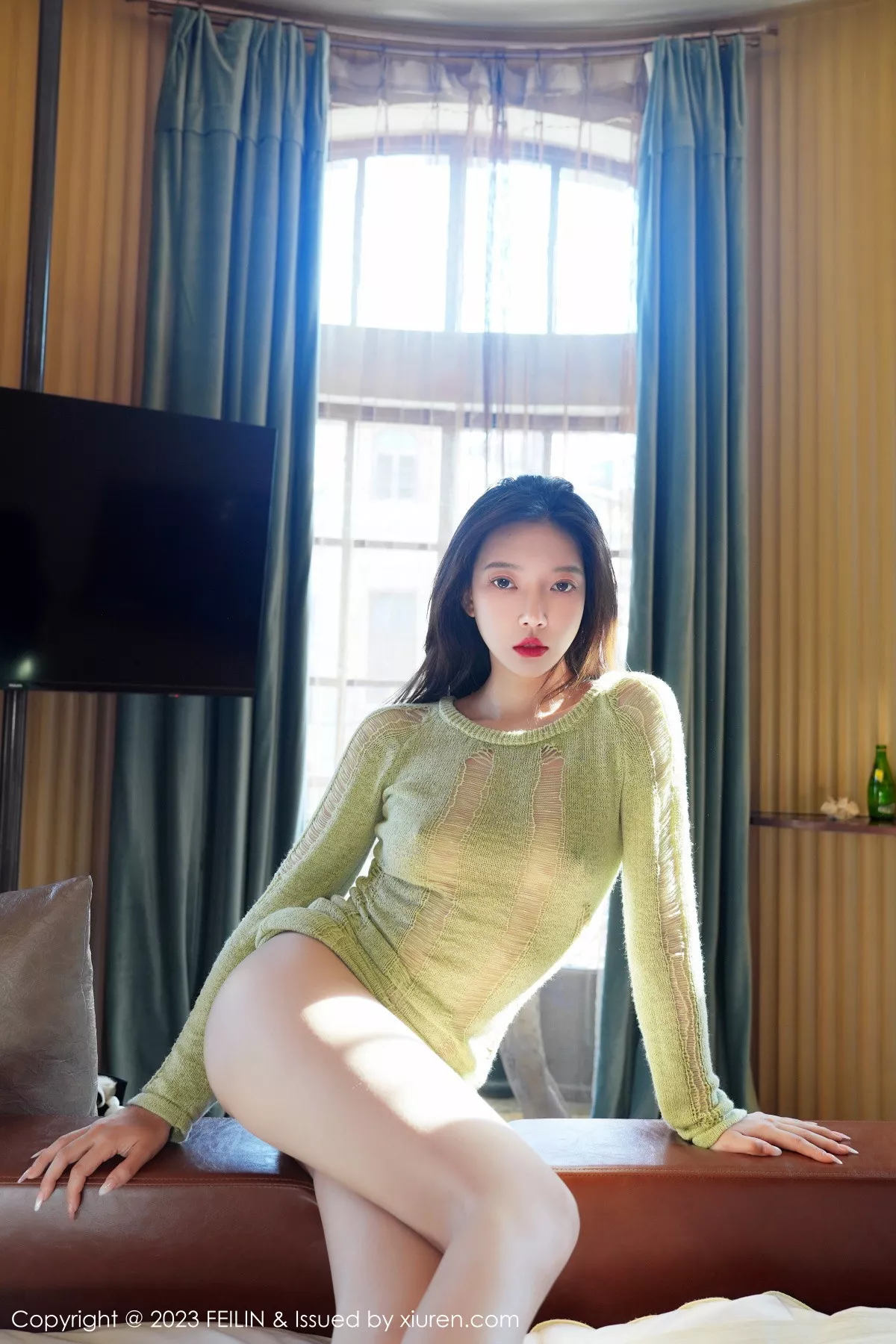秀人集.com_[FeiLin嗲囡囡]VOL.462_女神冯木木LRIS酒店场景浅绿薄透上衣半脱秀惹火身材迷人写真79P