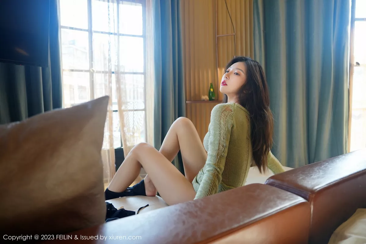 秀人集.com_[FeiLin嗲囡囡]VOL.462_女神冯木木LRIS酒店场景浅绿薄透上衣半脱秀惹火身材迷人写真79P