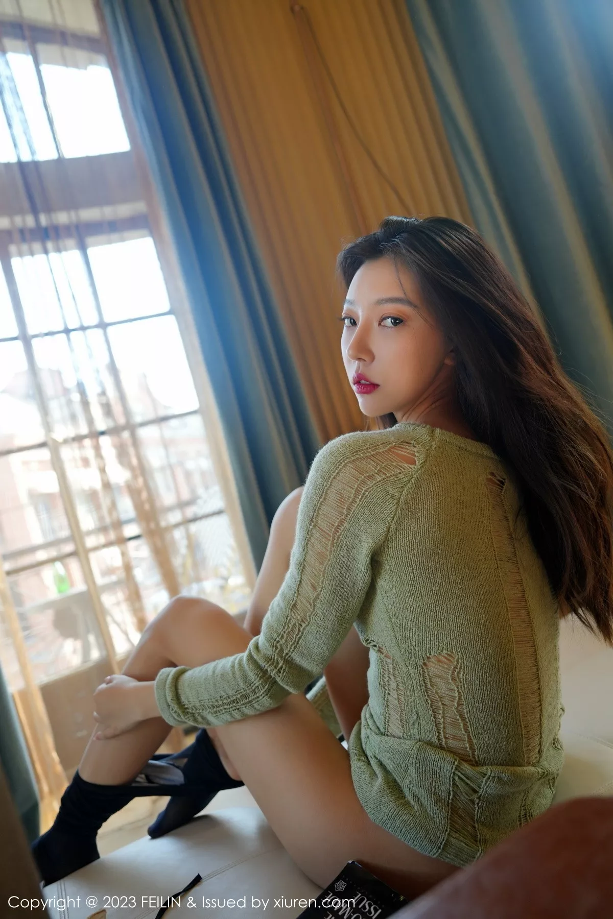 秀人集.com_[FeiLin嗲囡囡]VOL.462_女神冯木木LRIS酒店场景浅绿薄透上衣半脱秀惹火身材迷人写真79P
