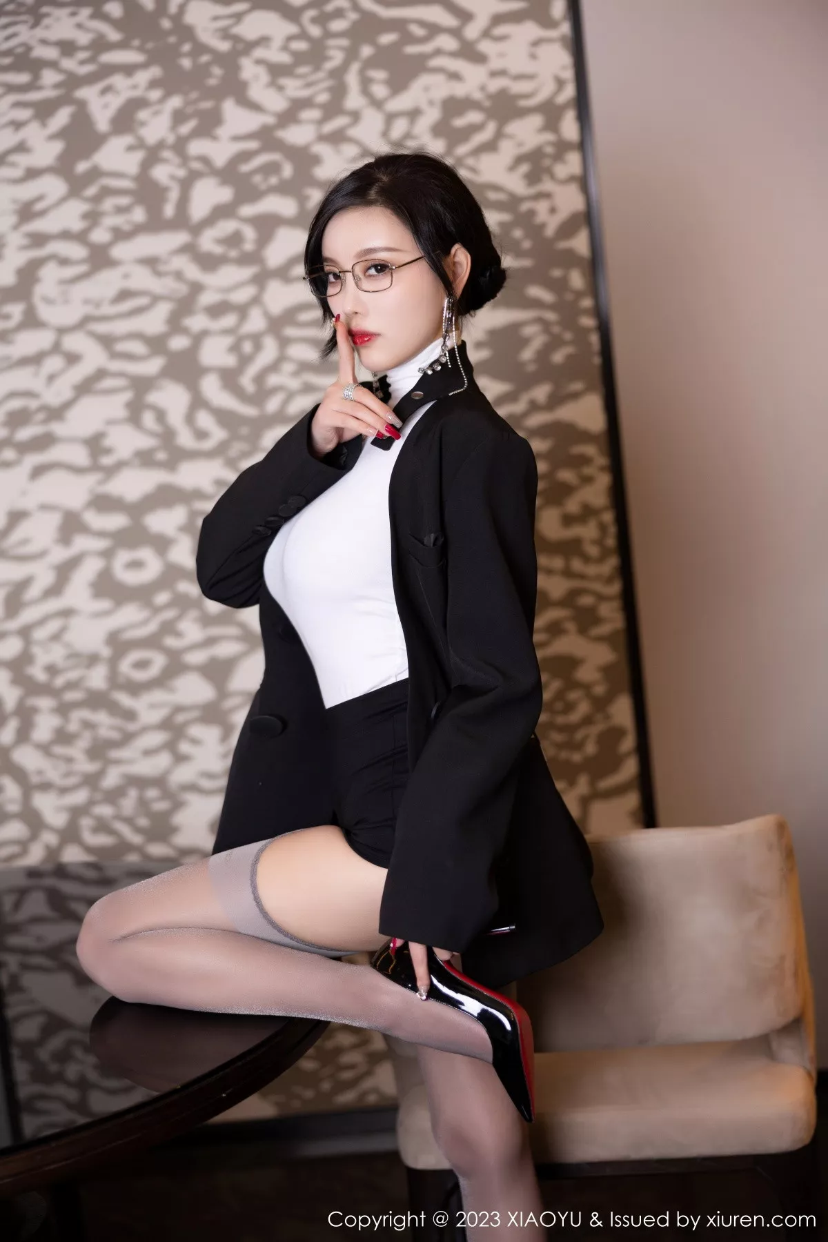 秀人集.com_[XiaoYu画语界]Vol.951_女神杨晨晨Yome白色半透紧身衣配灰丝吊袜秀丰满身材诱惑写真86P