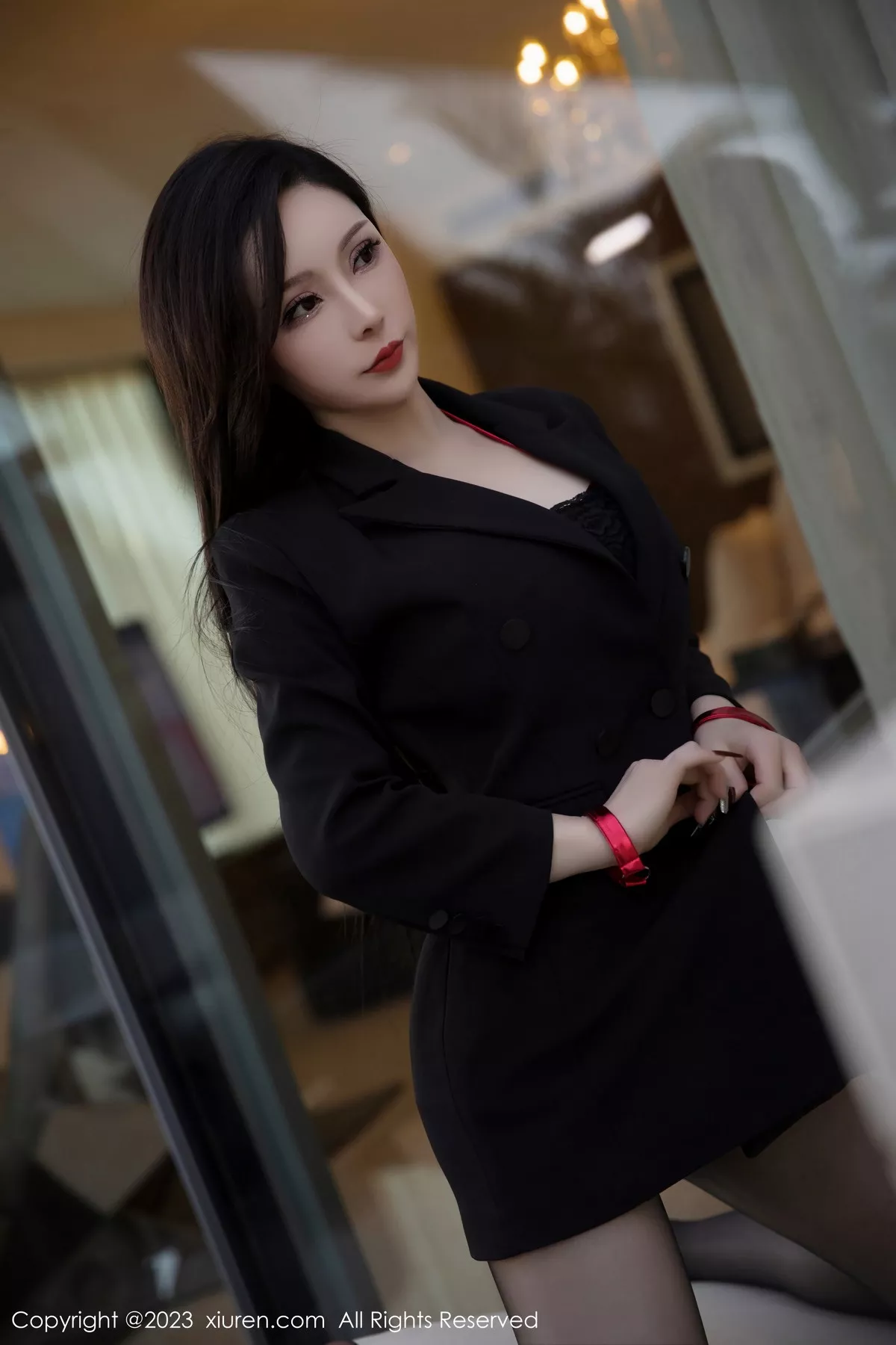 秀人集.com_[XiuRen秀人网]No.6294_新人模特大琪琪Emily脱黑色外衣露红色情趣内衣秀玲珑身段写真95P