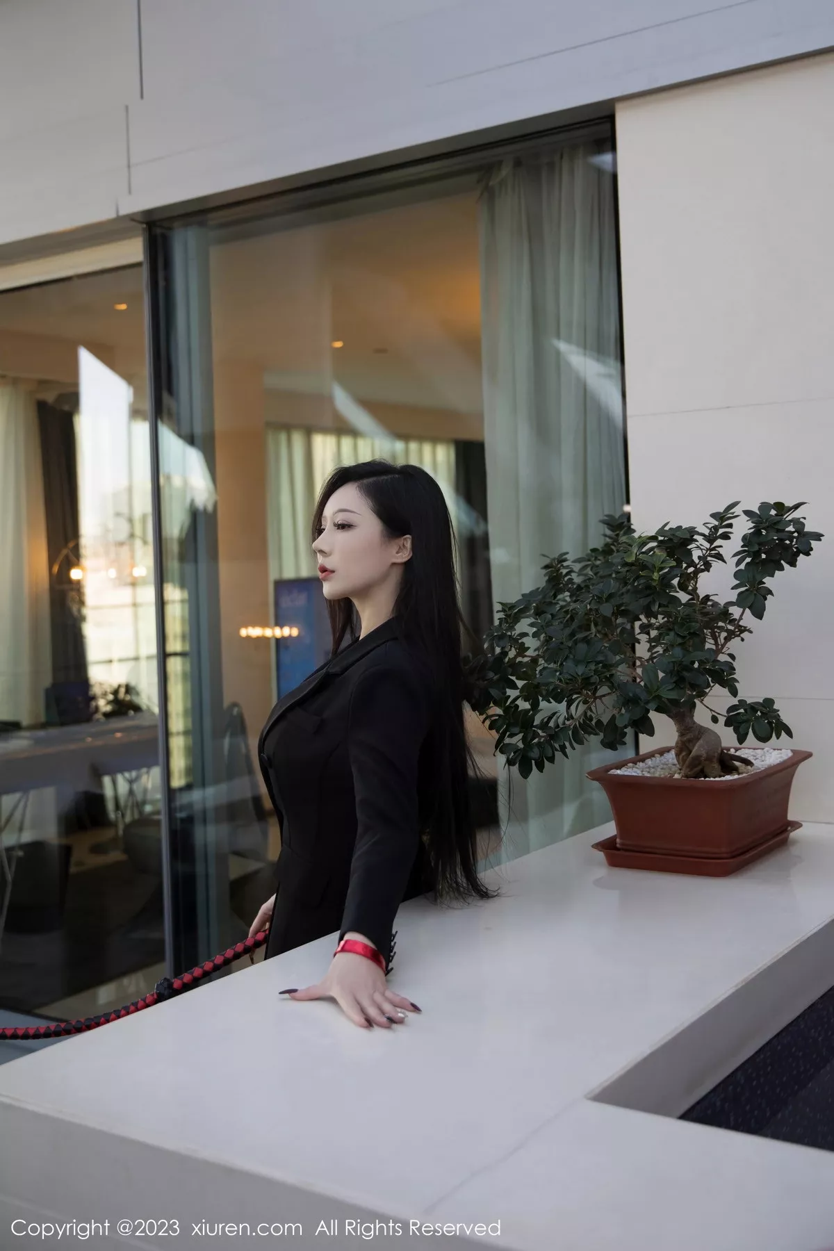 秀人集.com_[XiuRen秀人网]No.6294_新人模特大琪琪Emily脱黑色外衣露红色情趣内衣秀玲珑身段写真95P