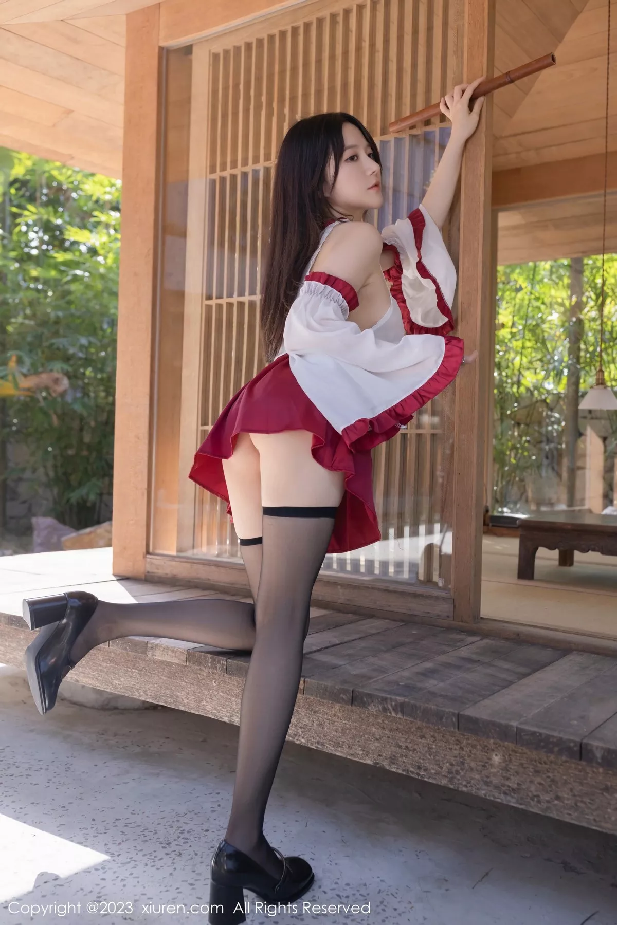 秀人集.com_[XiuRen秀人网]No.6579_模特鱼子酱Fish性感白色上衣配红短裙秀翘臀美腿完美诱惑写真81P