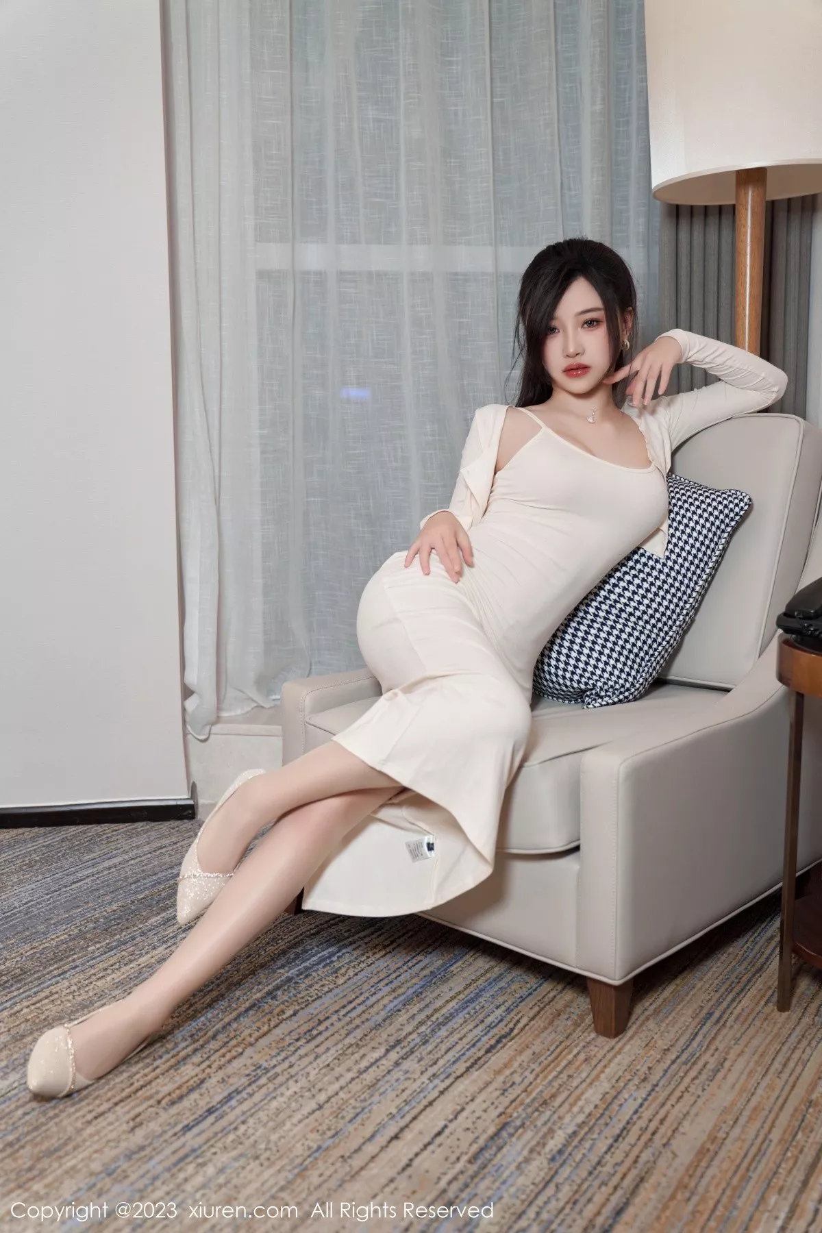 秀人集.com_[XiuRen秀人网]No.6761_模特妙可可Cheese浅色吊带长裙配原色丝袜秀完美身材诱惑写真90P