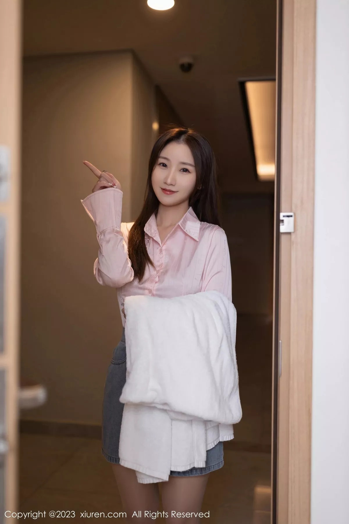 秀人集.com_[XiuRen秀人网]No.6832_模特杏子Yada性感粉色上衣配牛仔短裙露花色内衣迷人诱惑写真79P