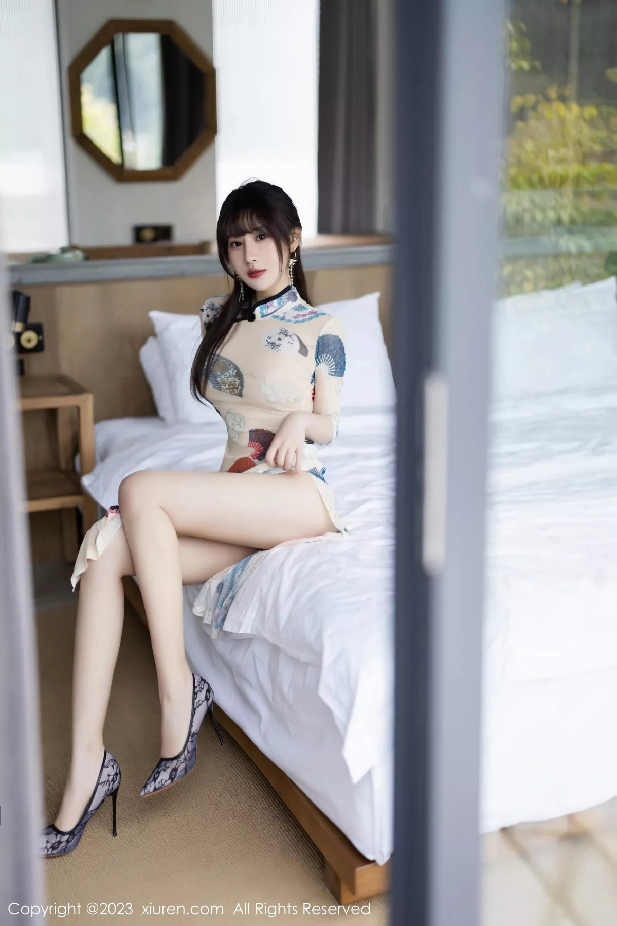 秀人集.com_[XiuRen秀人网]No.6831_模特张欣欣性感白色图案旗袍+红色薄纱轻透情趣服惹火诱惑写真72P