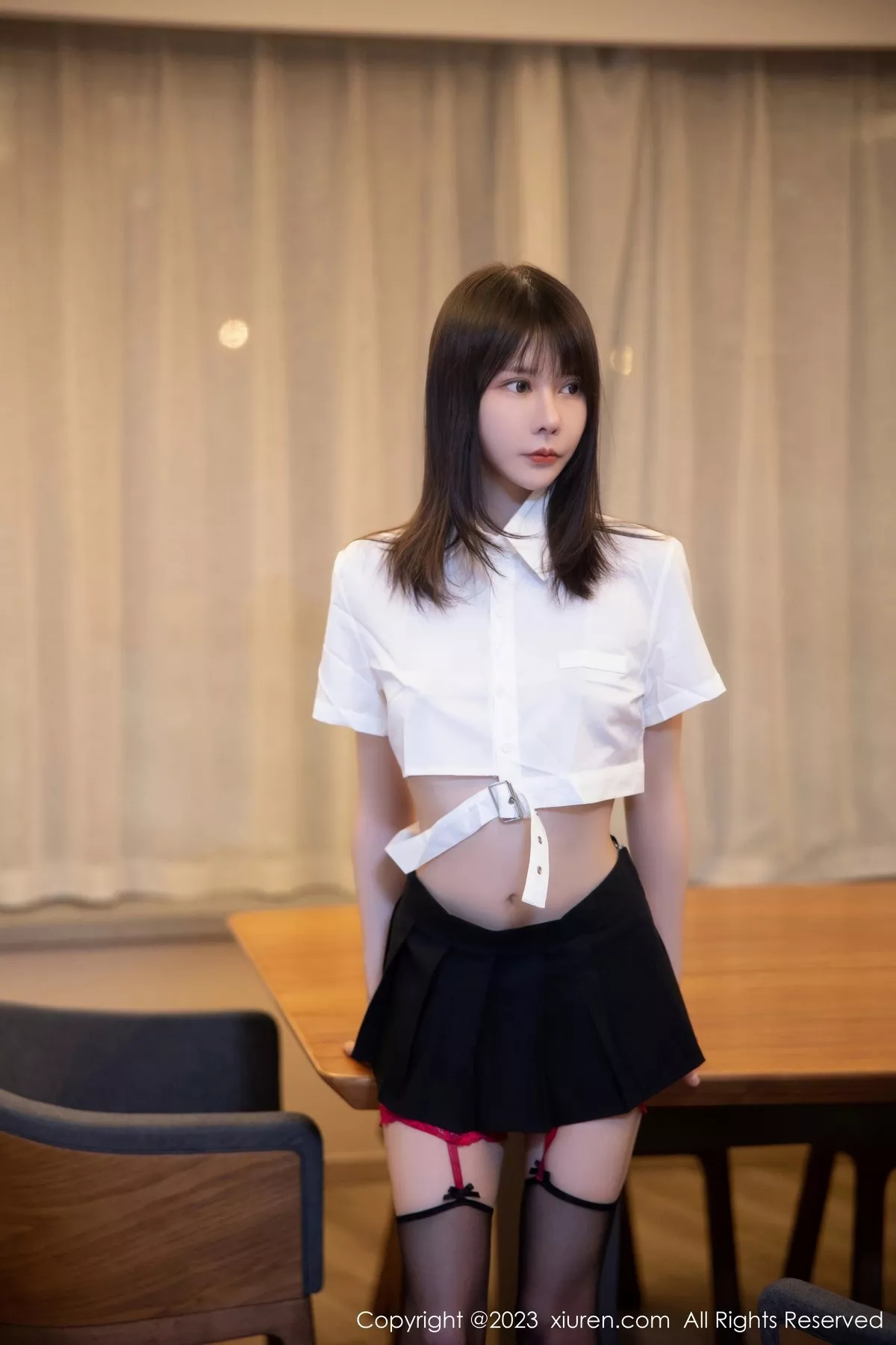 秀人集.com_[XiuRen秀人网]No.6862_模特甜佳佳性感白色短款上衣配黑短裙半撩秀曼妙身姿诱惑写真80P