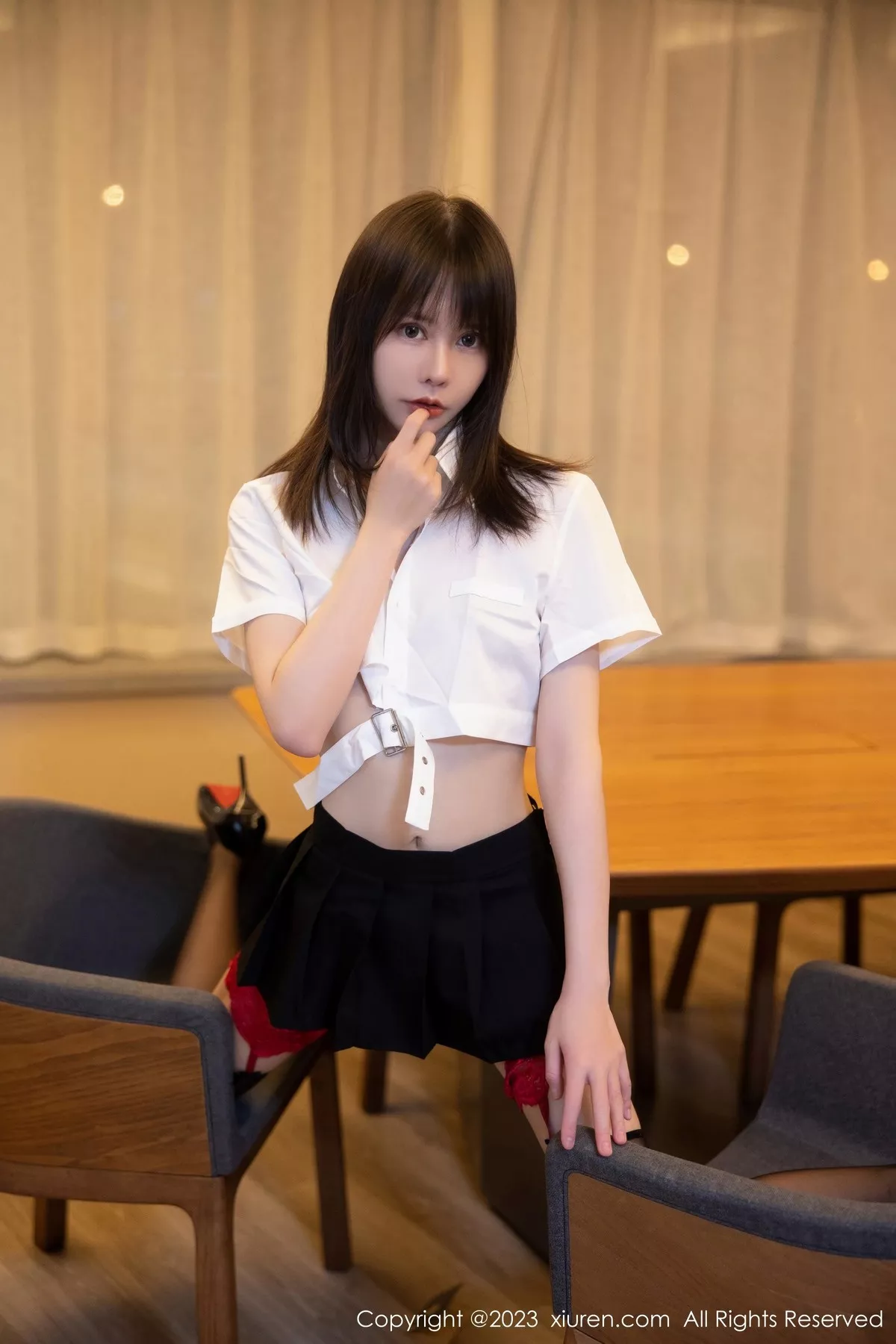 秀人集.com_[XiuRen秀人网]No.6862_模特甜佳佳性感白色短款上衣配黑短裙半撩秀曼妙身姿诱惑写真80P