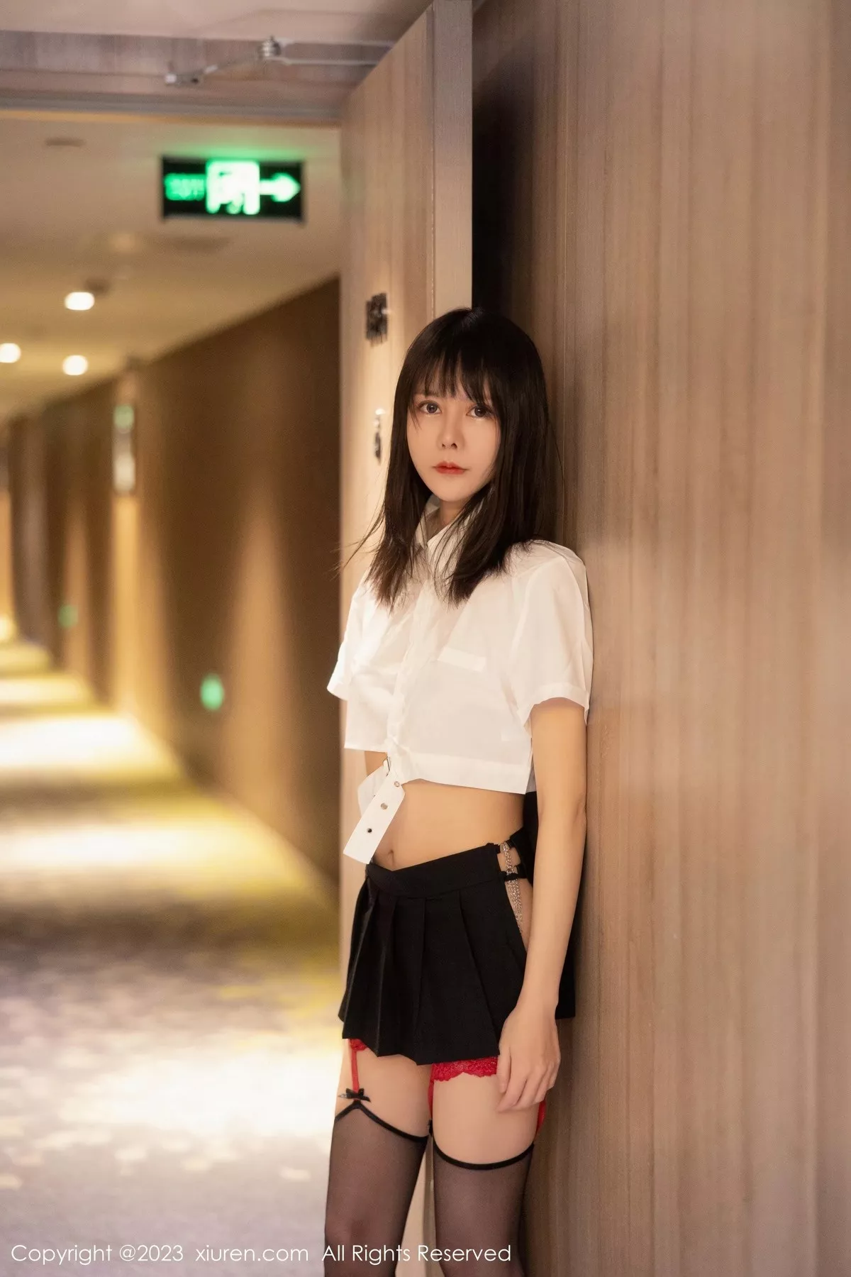 秀人集.com_[XiuRen秀人网]No.6862_模特甜佳佳性感白色短款上衣配黑短裙半撩秀曼妙身姿诱惑写真80P