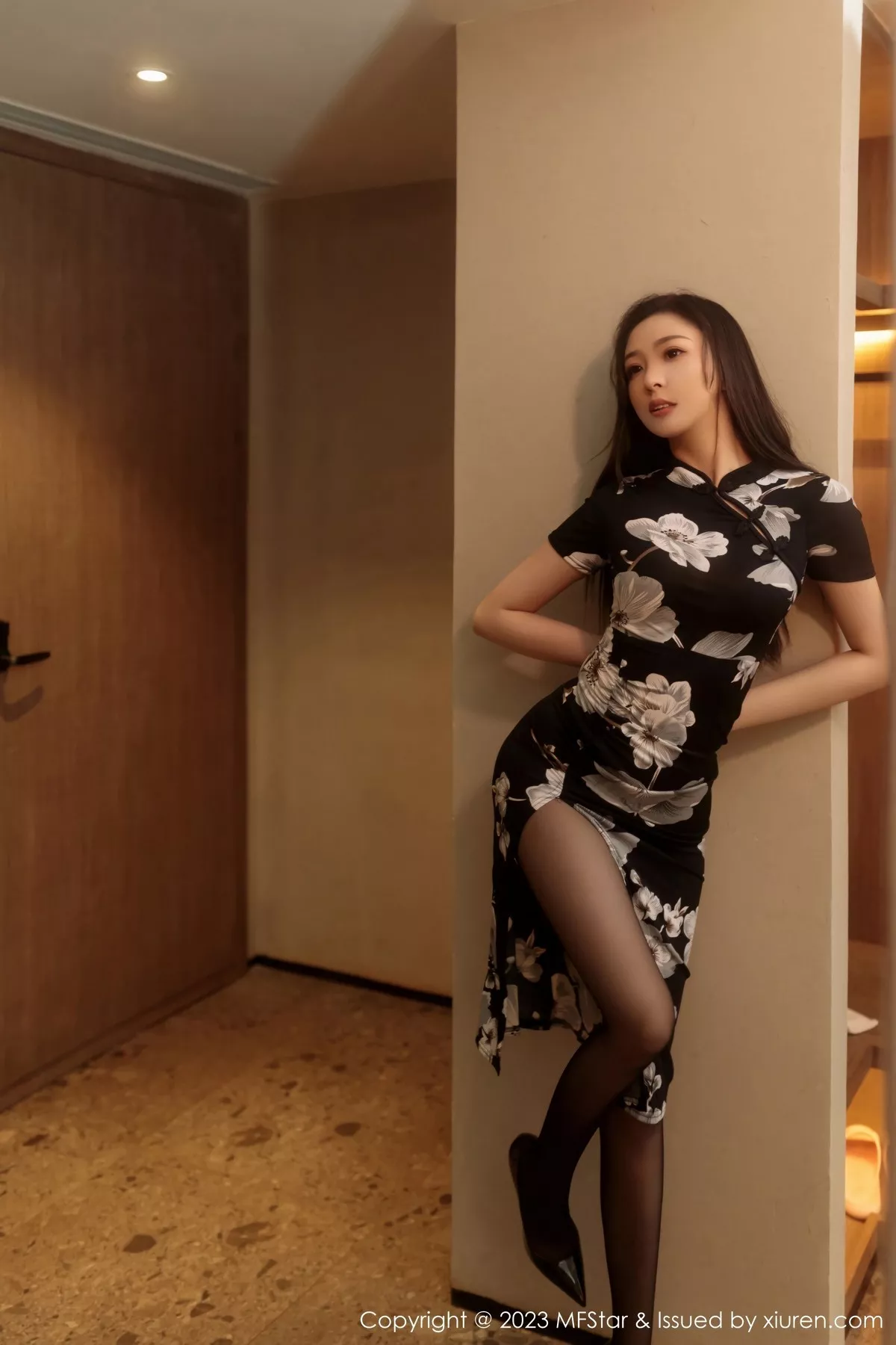 秀人集.com_[MFStar模范学院]Vol.630_模特小波多性感黑色带图案旗袍配超薄黑丝秀苗条身材诱惑写真54P