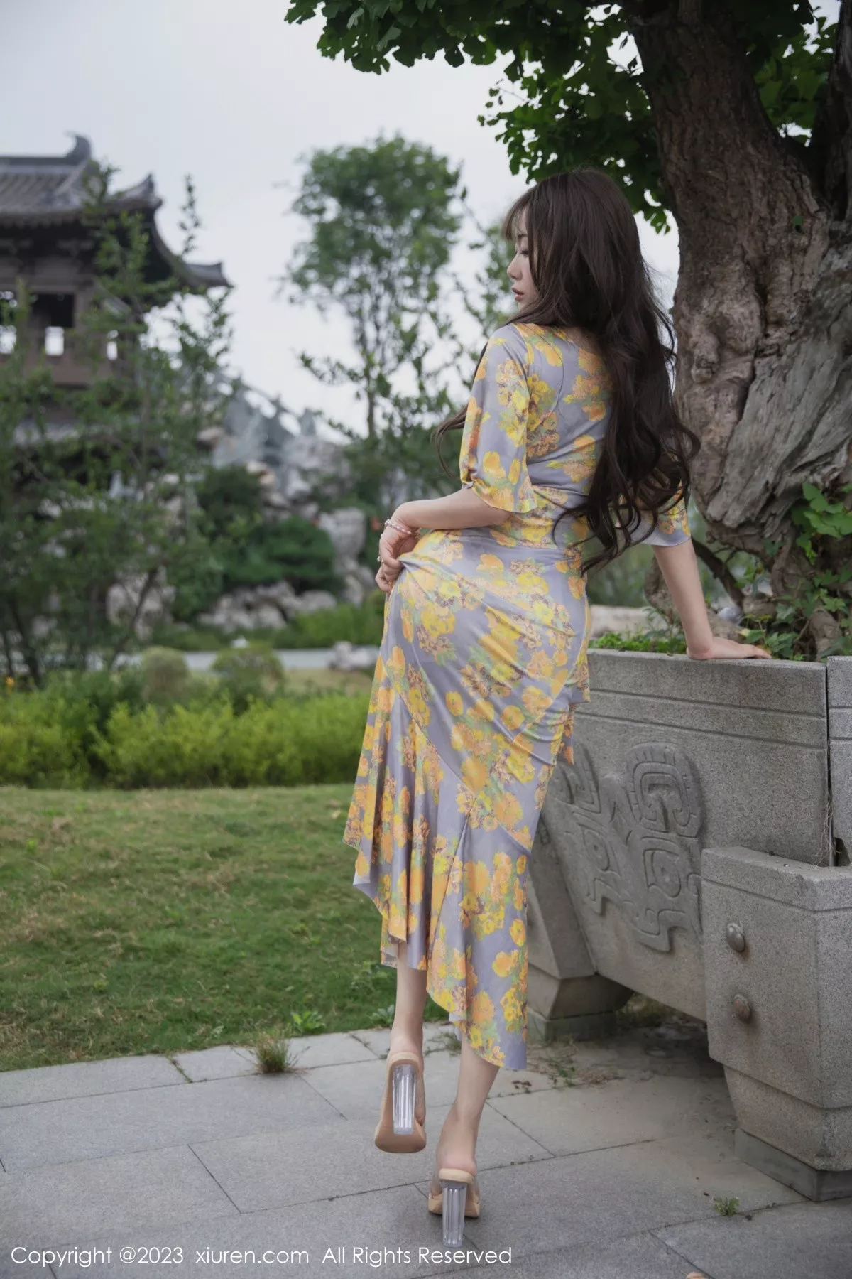 秀人集.com_[XiuRen秀人网]No.6949_模特严利娅Yuliya性感黄灰色睡裙半撩秀翘臀美腿惹火诱惑写真84P