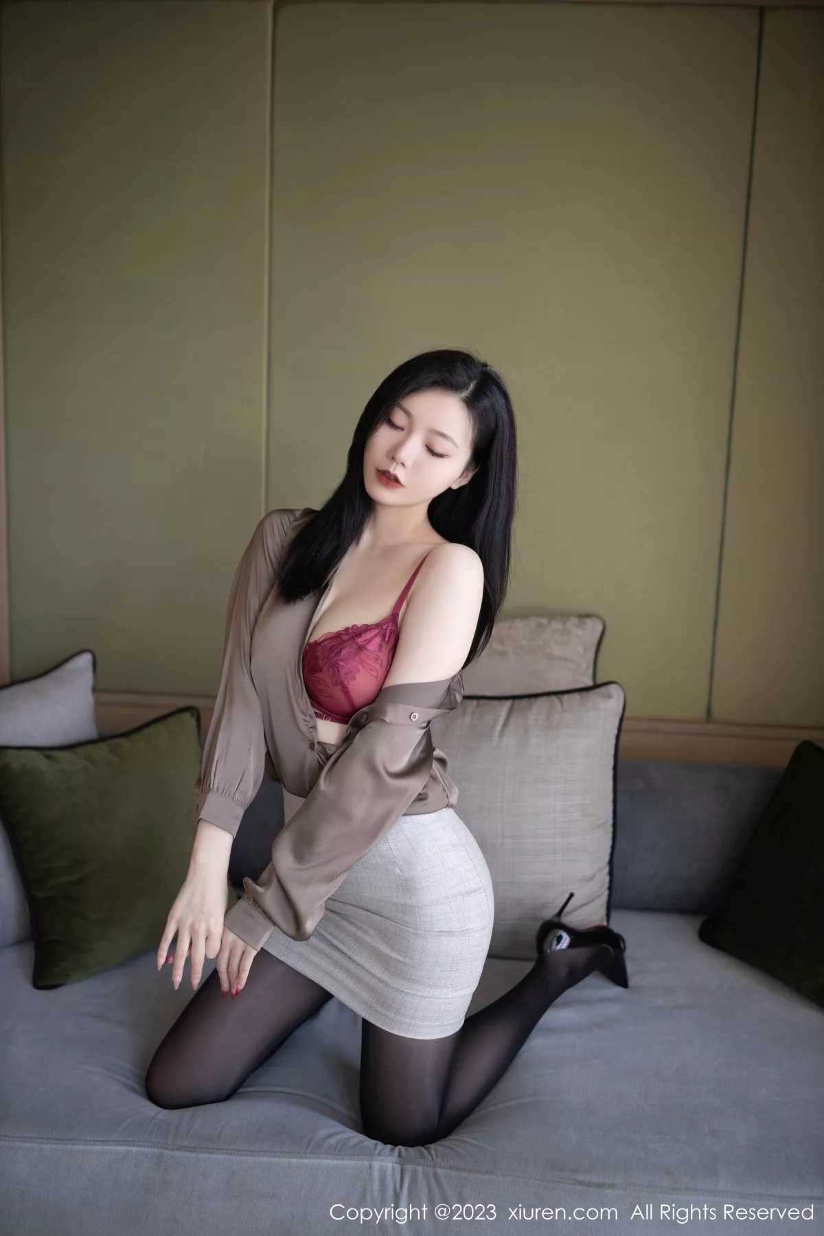 秀人集.com_[XiuRen秀人网]No.6951_模特安然anran灰色职业Ol装露红色蕾丝内衣秀曼妙身姿诱惑写真79P