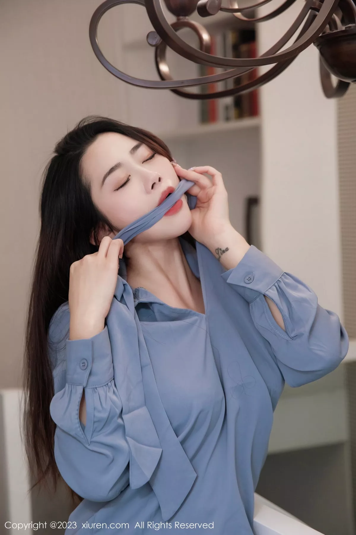 秀人集.com_[XiuRen秀人网]No.7179_模特严利娅Yuliya蓝灰色上衣配灰短裙露蓝色蕾丝内衣诱惑写真82P