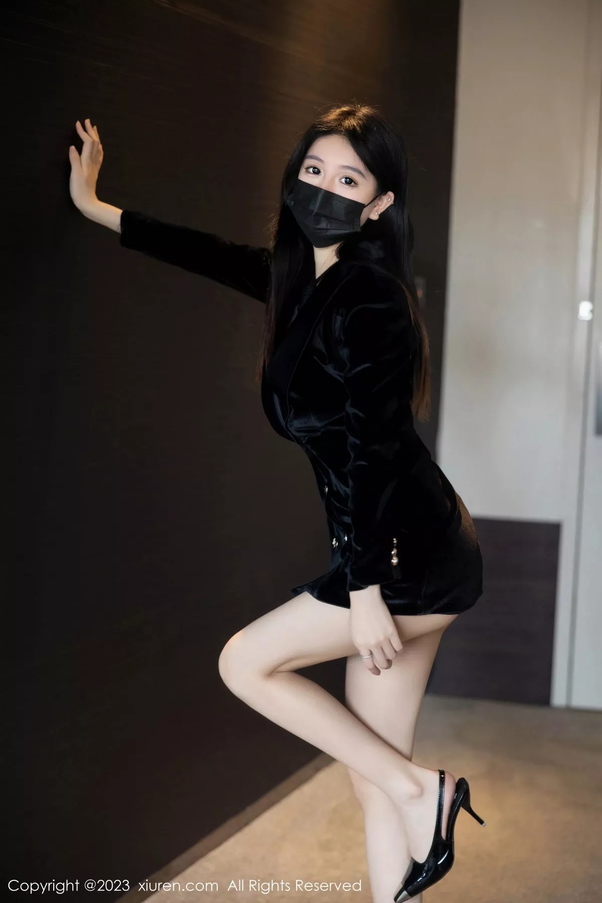 秀人集.com_[XiuRen秀人网]No.7121_模特幼幼脱黑外衣露性感绳式情趣内衣秀火辣身材极致诱惑写真84P